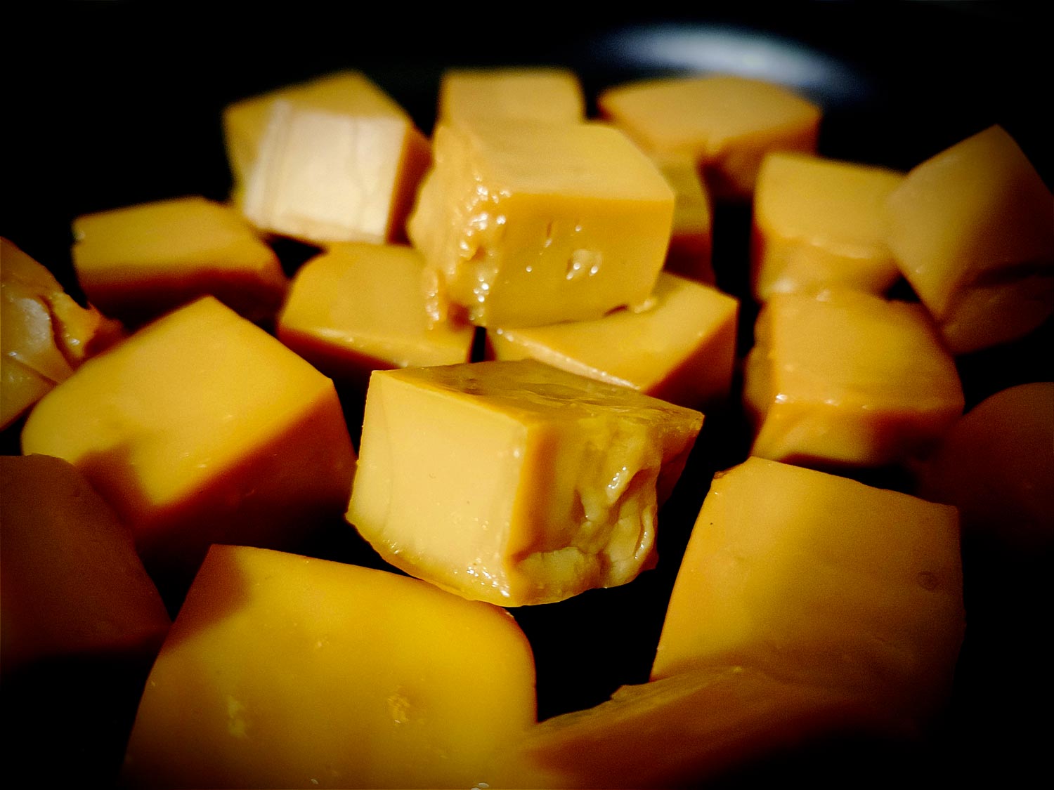 Bon en gros c’est la crème patissière sous forme de bouchée solide, rien de plus, rien de moins. Mais si tu aimes le flan patissier, tu vas adorer.