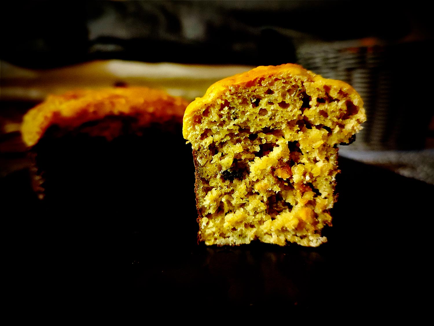 À l’intérieur, le banana bread d’excellence, avec une mie humide et moelleuse, enrichie de beurre de cacahuète.