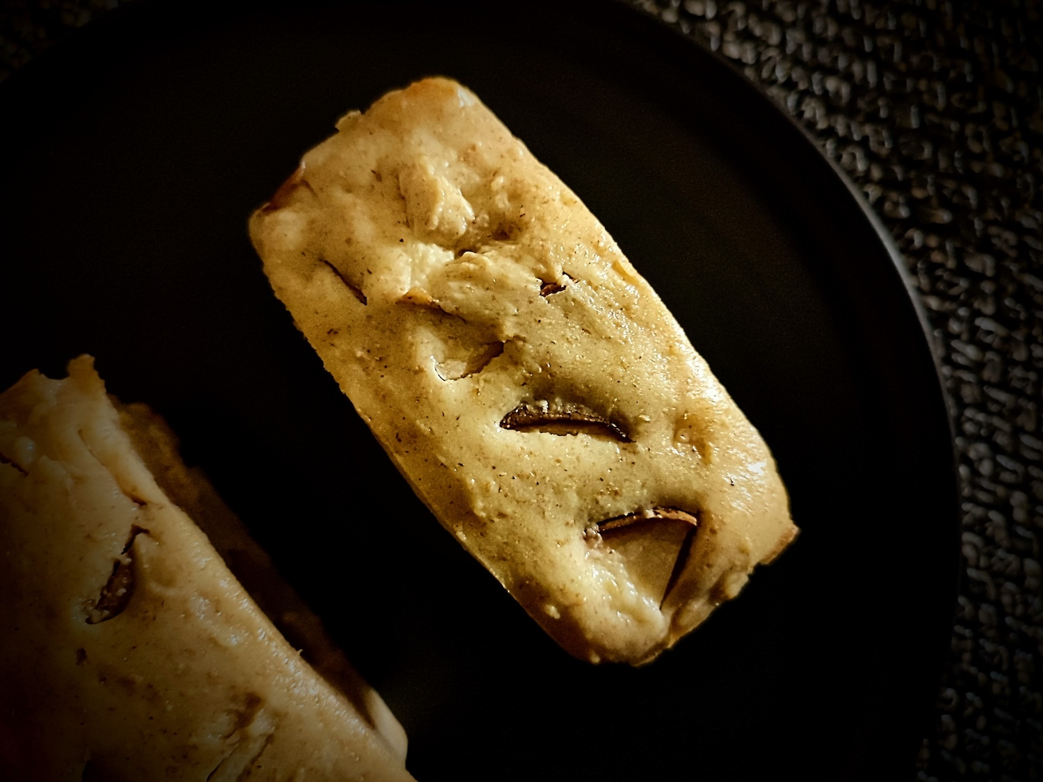 De plus près, avec la poire bien caramélisée sur le dessus. On devine également la présence des Macadamia, même si elles se fondent dans la pâte.