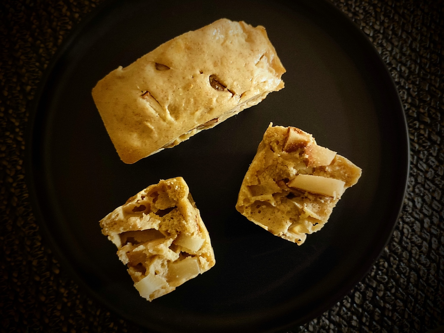 En ouvrant un petit cake en 2, on voit qu’ils sont très garnis de poires, et rappellent presque un gateau invisible aux pommes.