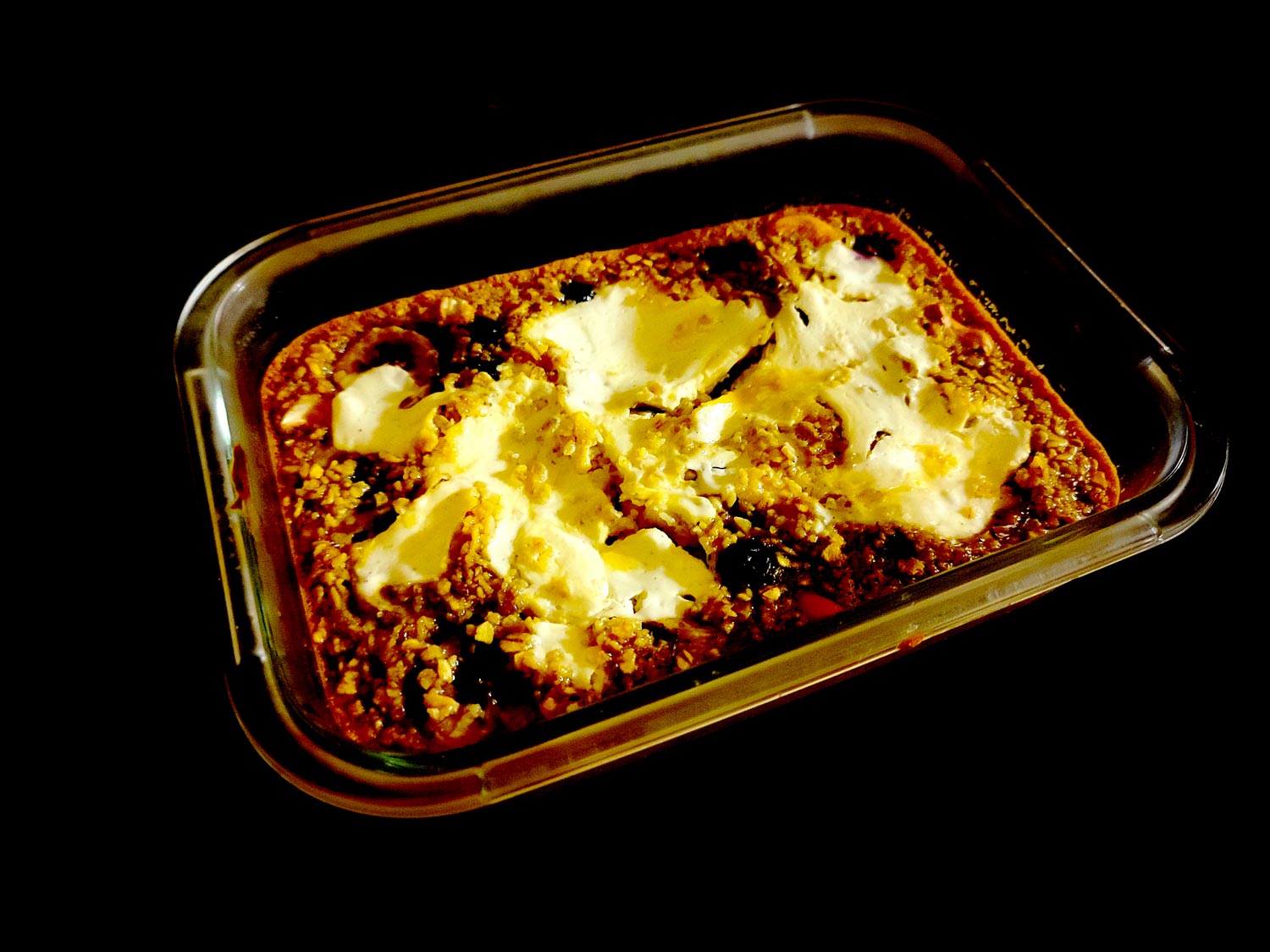 Base aux flocons d’avoine bien dorée aux extremités, couche de skyr bien blanche qui ressemble à du cream cheese et laisse deviner bananes et myrtilles. Les flocons d’avoine sont bien plus visibles que dans les 2 autres recettes de baked oats, et ce parce qu’on met moins de liquide dans la recette.