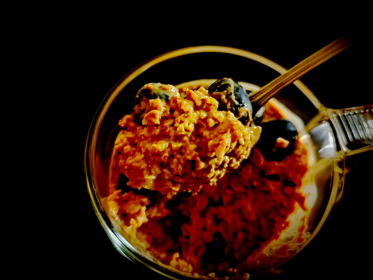 À la dégustation, on a un porridge qui se tient plutôt pas mal grâce au skyr et graines de lin moulues. C’est un vaisseau tout doux et moelleux pour des myrtilles bien pétillantes.