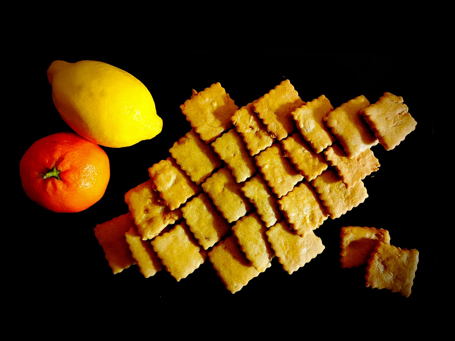 Les biscuits disposés en losange, à côté des agrumes. On devine les zestes.