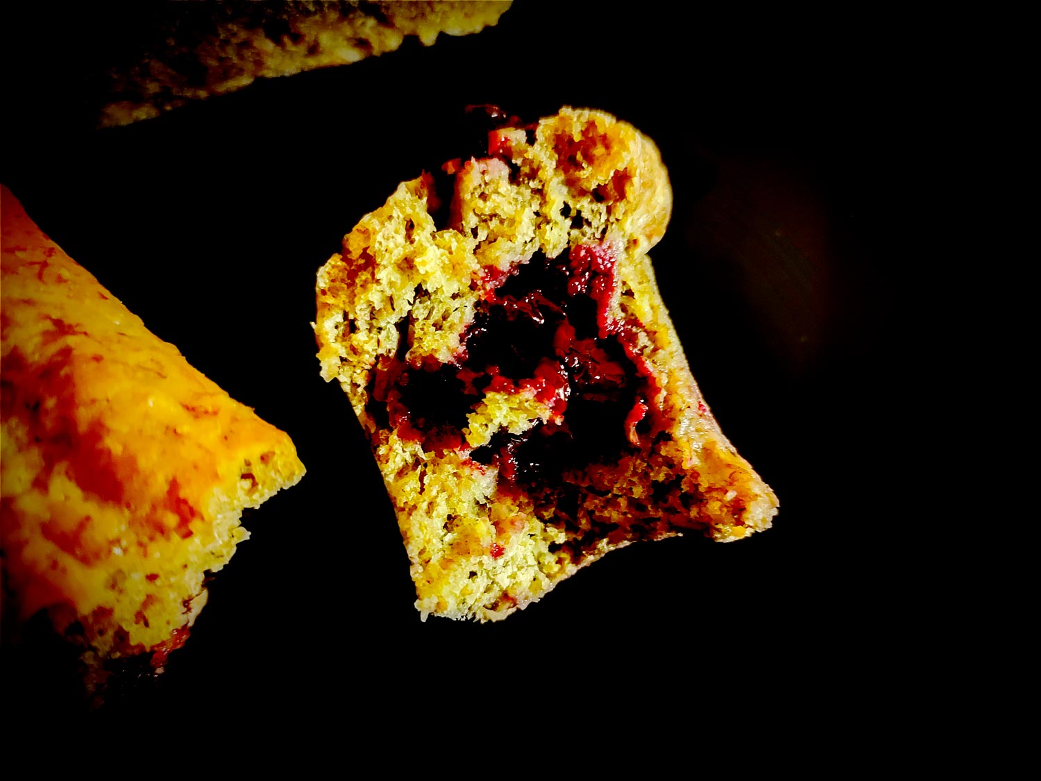 Après avoir croqué, on se rend compte qu’une flaque s’est créée, bien juteuse, tout juste gélifiée. Ça rend le bread encore plus humide en bouche.