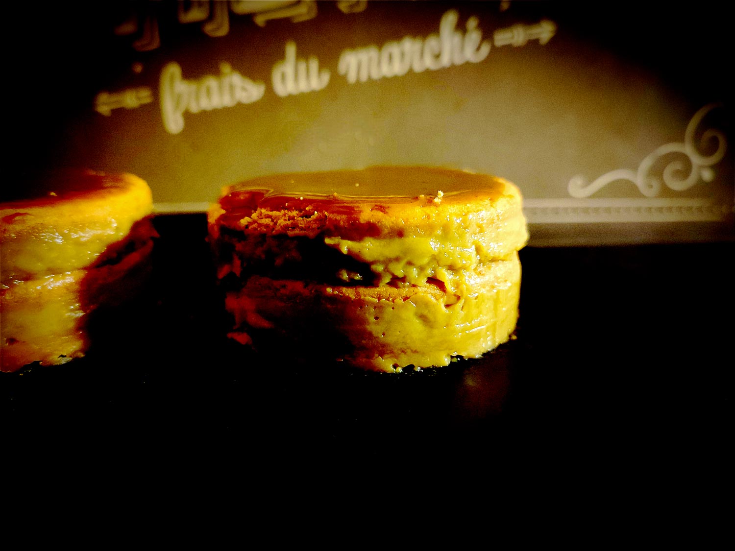 3 couches de biscuits, 2 couches de crème. Ça rappelle notre millefeuille, ça ressemble à un shortcake à la fraise, mais c‘est la texture du biscuit ramolli qui change tout.