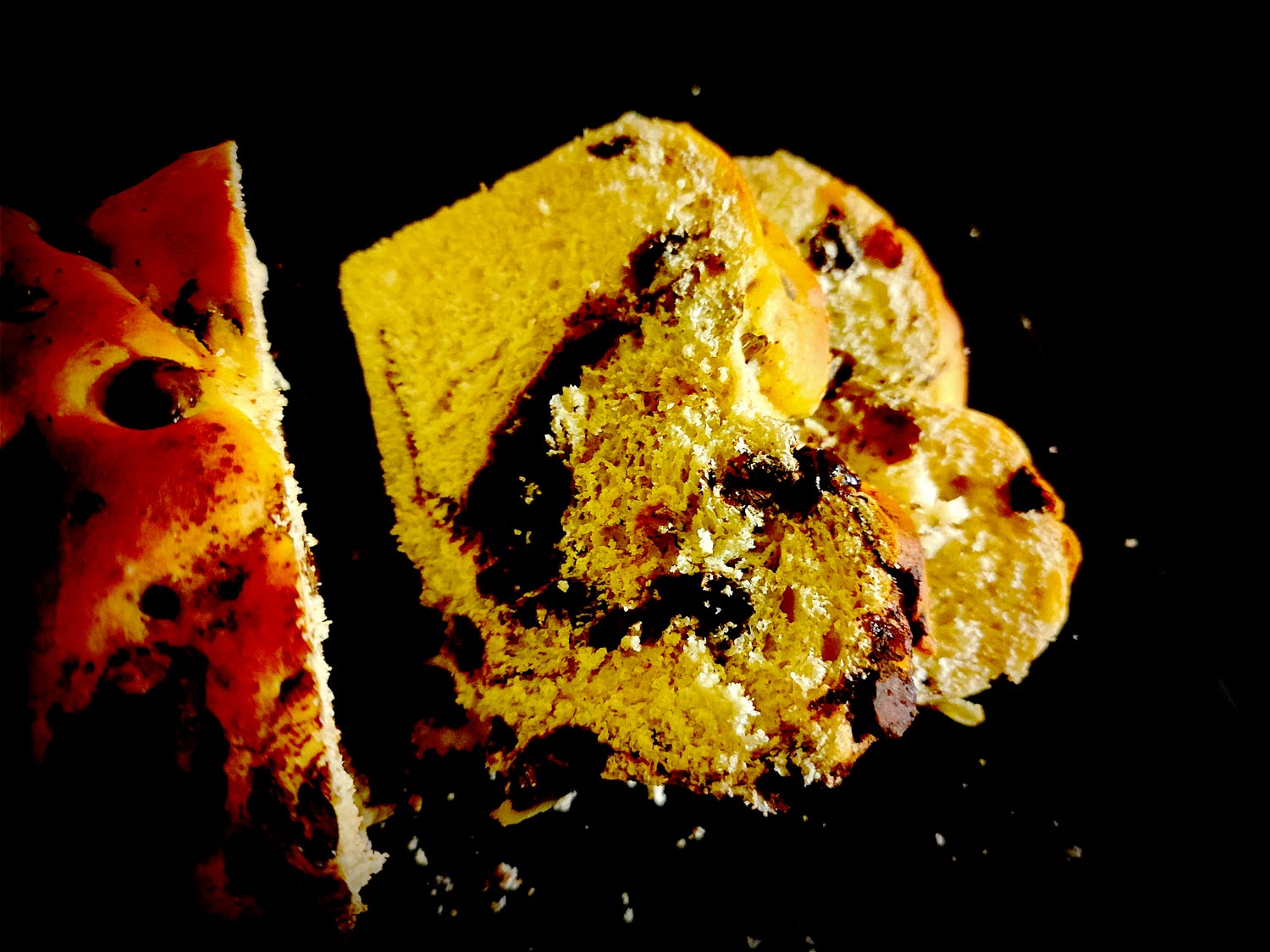 Une tranche de brioche coupée dans laquelle on voit un beau filet de chocolat là où les patons se croisent, en plus des pépites dispersées dans la mie.