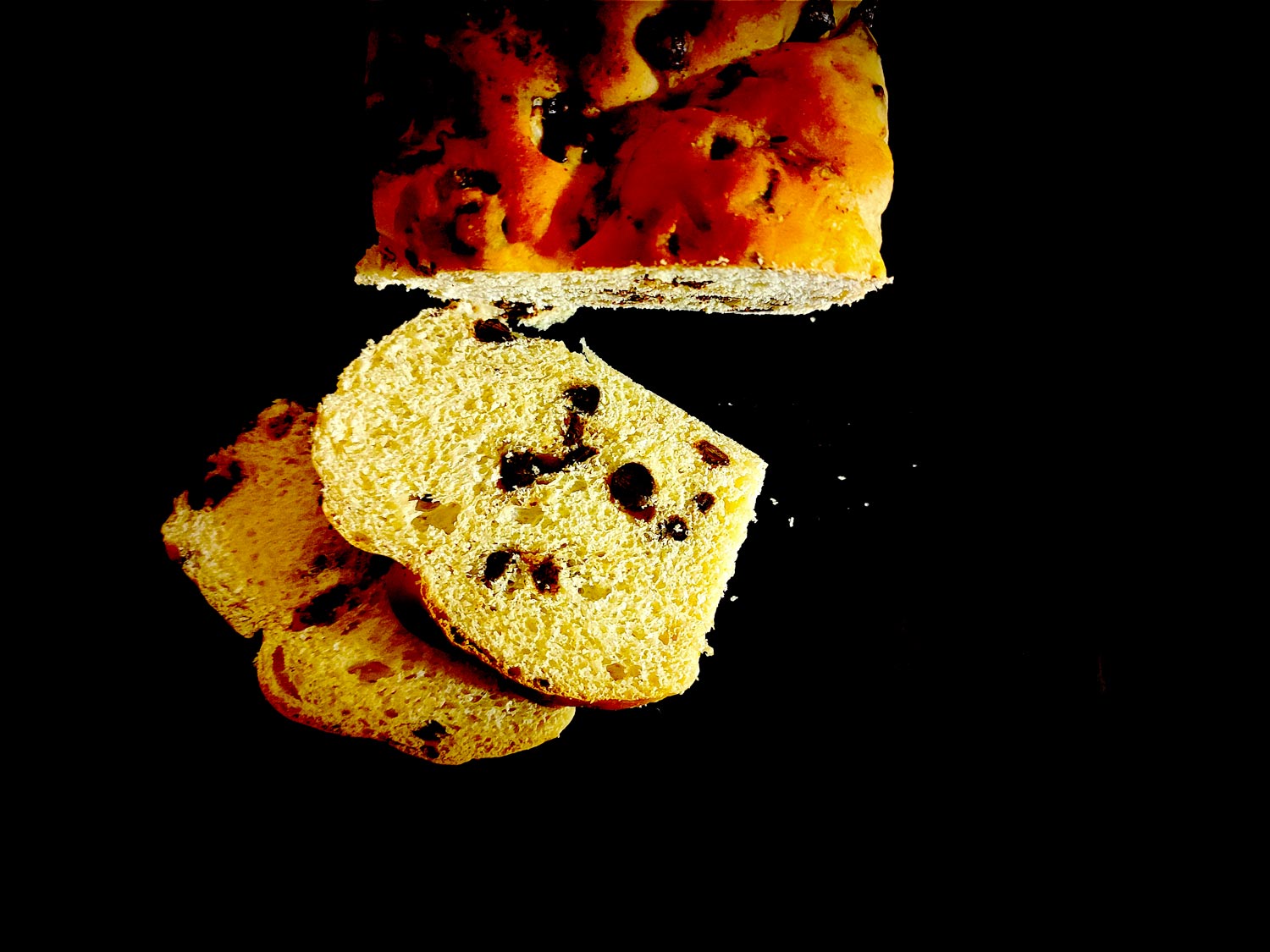 Le bout de la brioche tranché sans filet de chocolat mais avec des pépites et une belle croûte dorée.