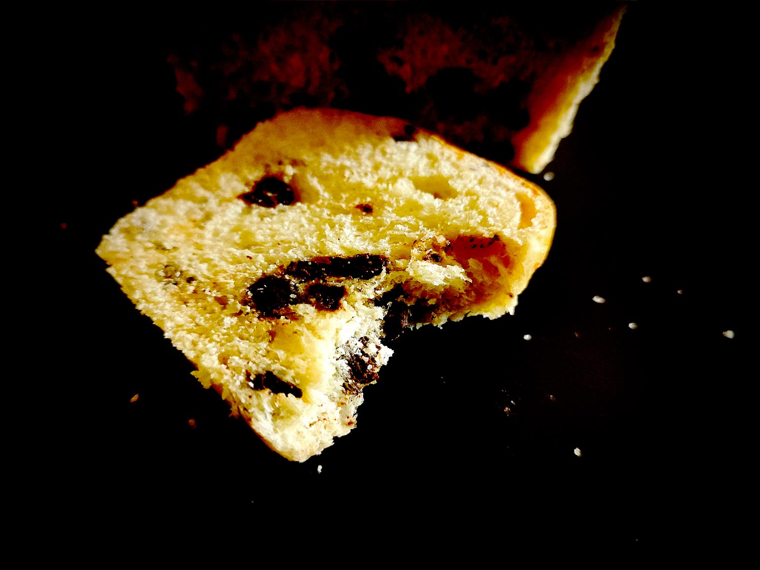 Quand on croque dans la tranche, la découpe dans la mie a l’aspect ouatté est bien nette, typique de ce qu’on attend d’une brioche.