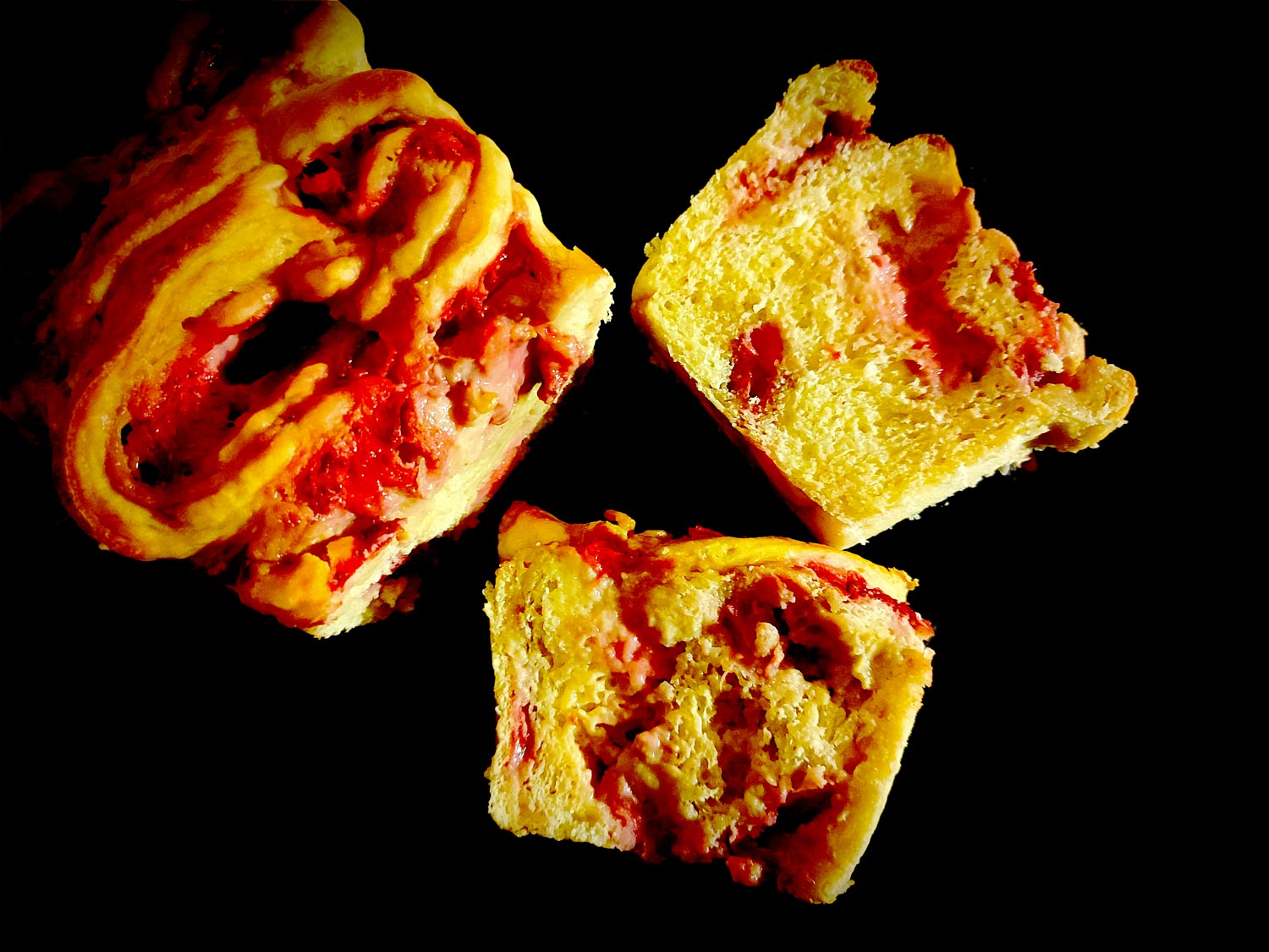 La brioche découpée vu du dessus, avec les morceaux de fraises bien visibles sur le dessus et le cœur très humide, qu’on dirait à peine cuit avec la crème pâtissière à la vanille.