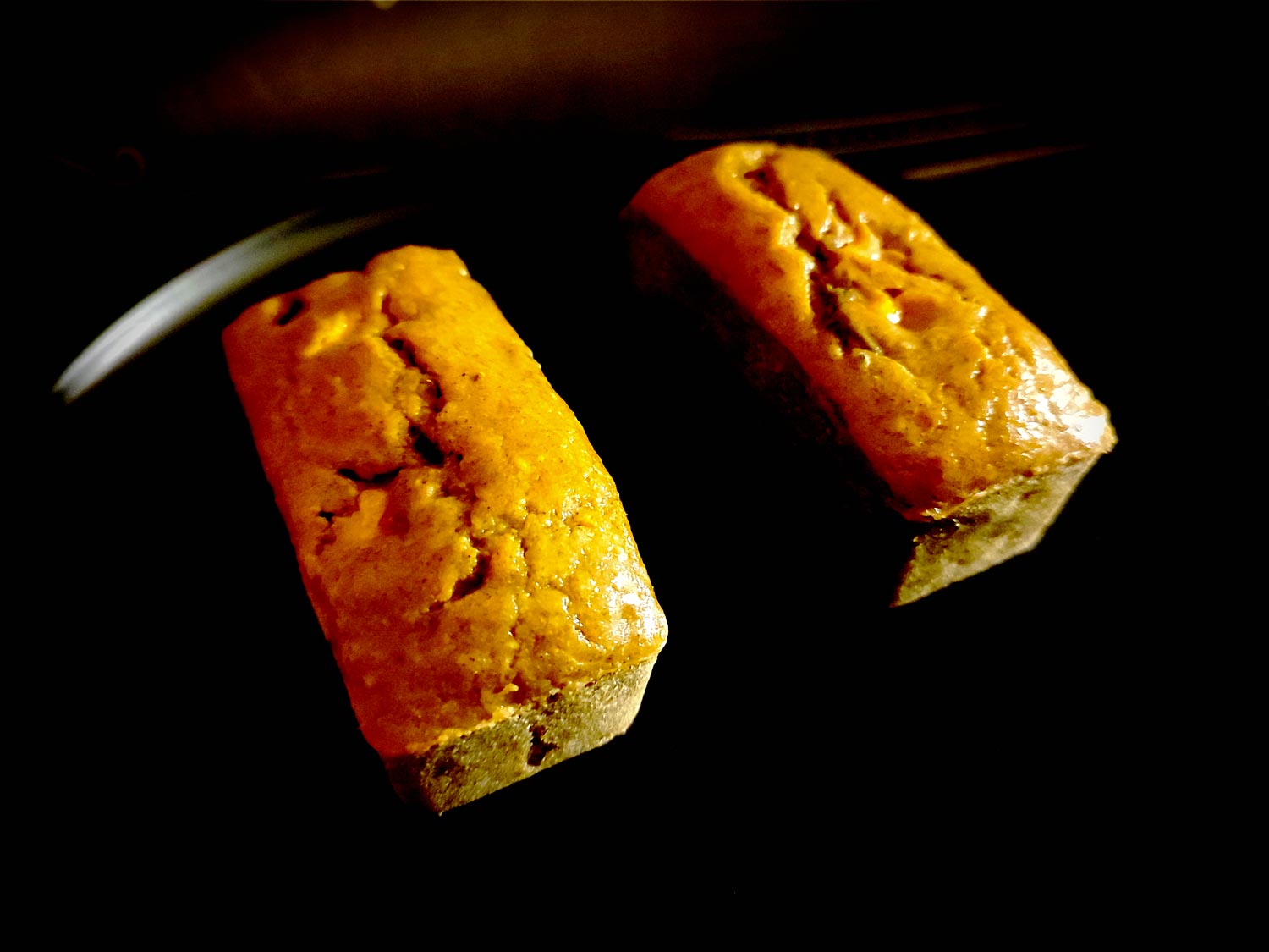 Bien boursoufflé et craquelé. Aucun doute, c’est un banana bread.