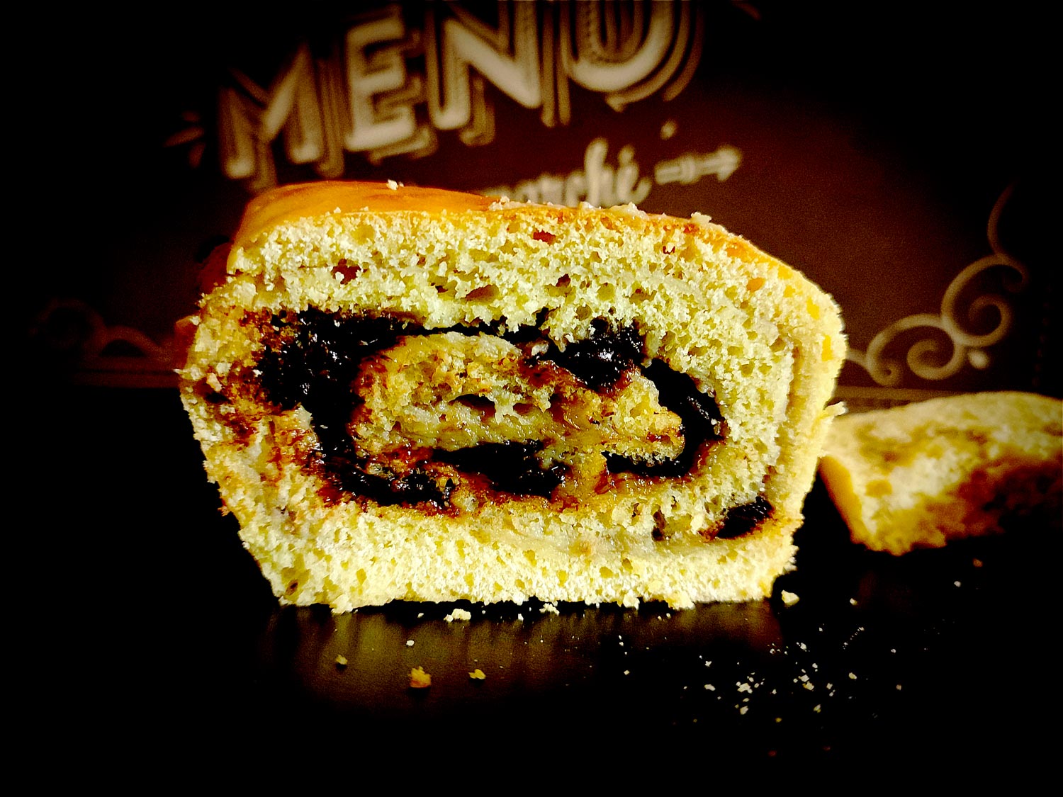 La brioche tranchée, encore très nette. La cuisson en boudin est vraiment une caractéristique de cette brioche. Ça rappelle les bûches roulées mais pas tout à fait, ça se rapproche du stollen et de sa pâte d’amande ou presque, ça permet vraiment ce cœur humide entouré de chocolat fondant.