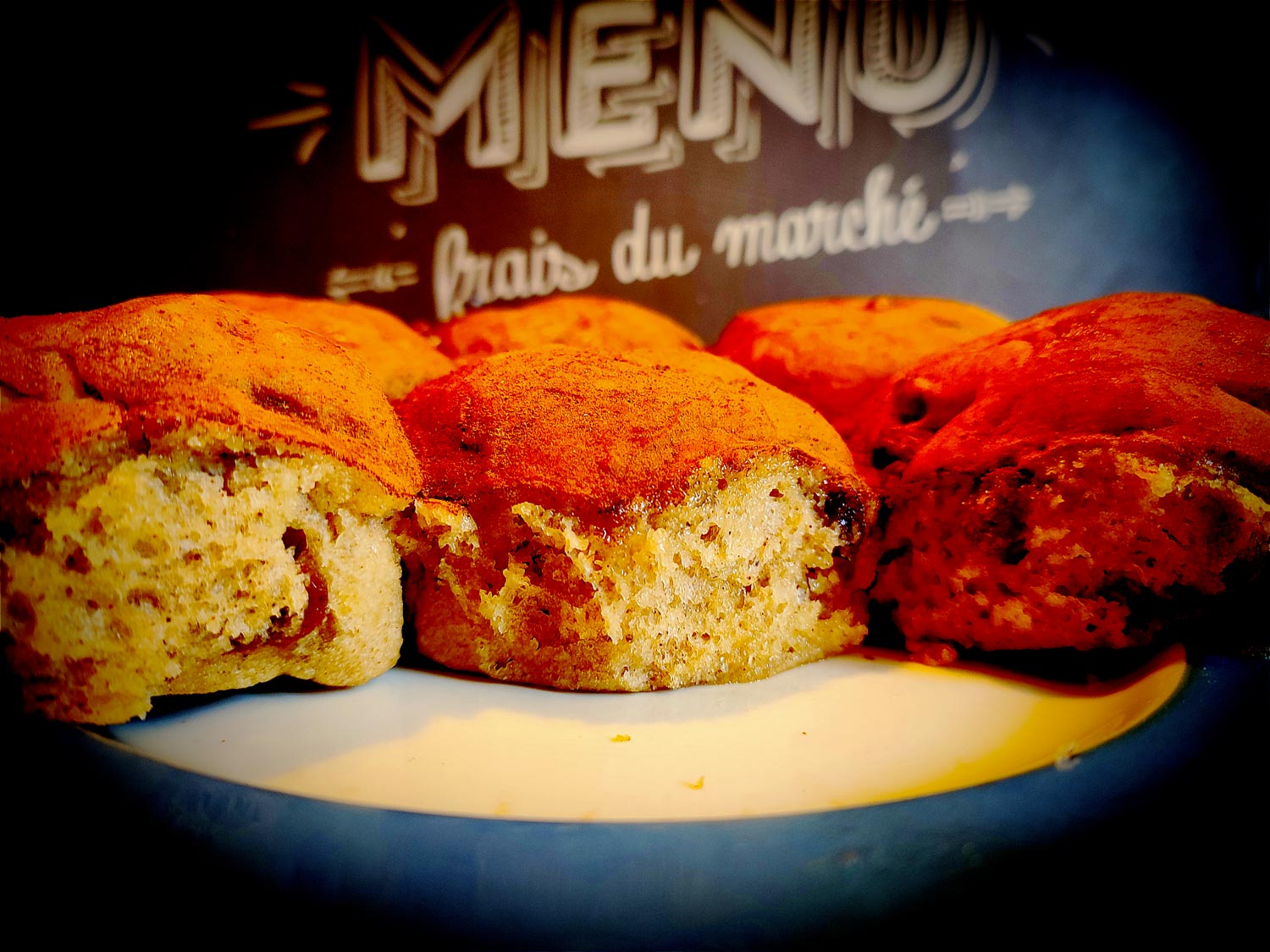 Avec le glaçage à l’orange qui imbibe la brioche, on obtient un résultat bien moelleux. Avec la cannelle par-dessus on obtient une belle croûte hyper gourmande.