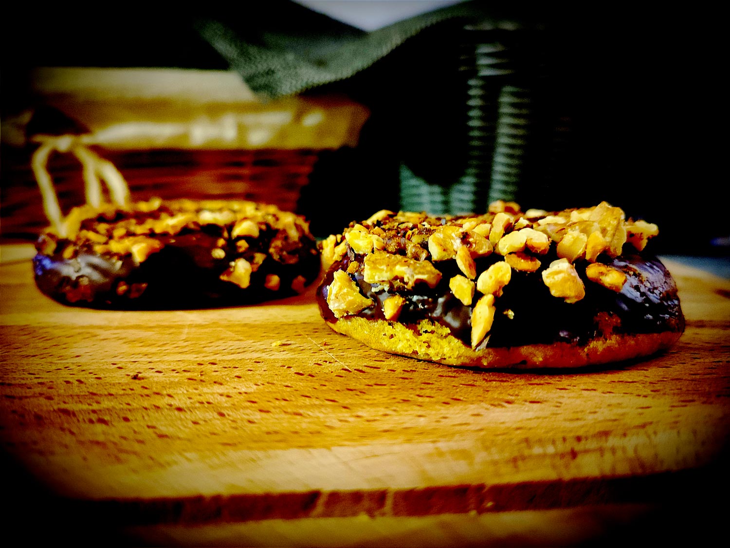 Le cake donut, forcément un peu plus dense et plat que le donut levé, s’associe particulièrement bien au glaçage chocolat avec des éclats de cerneaux.