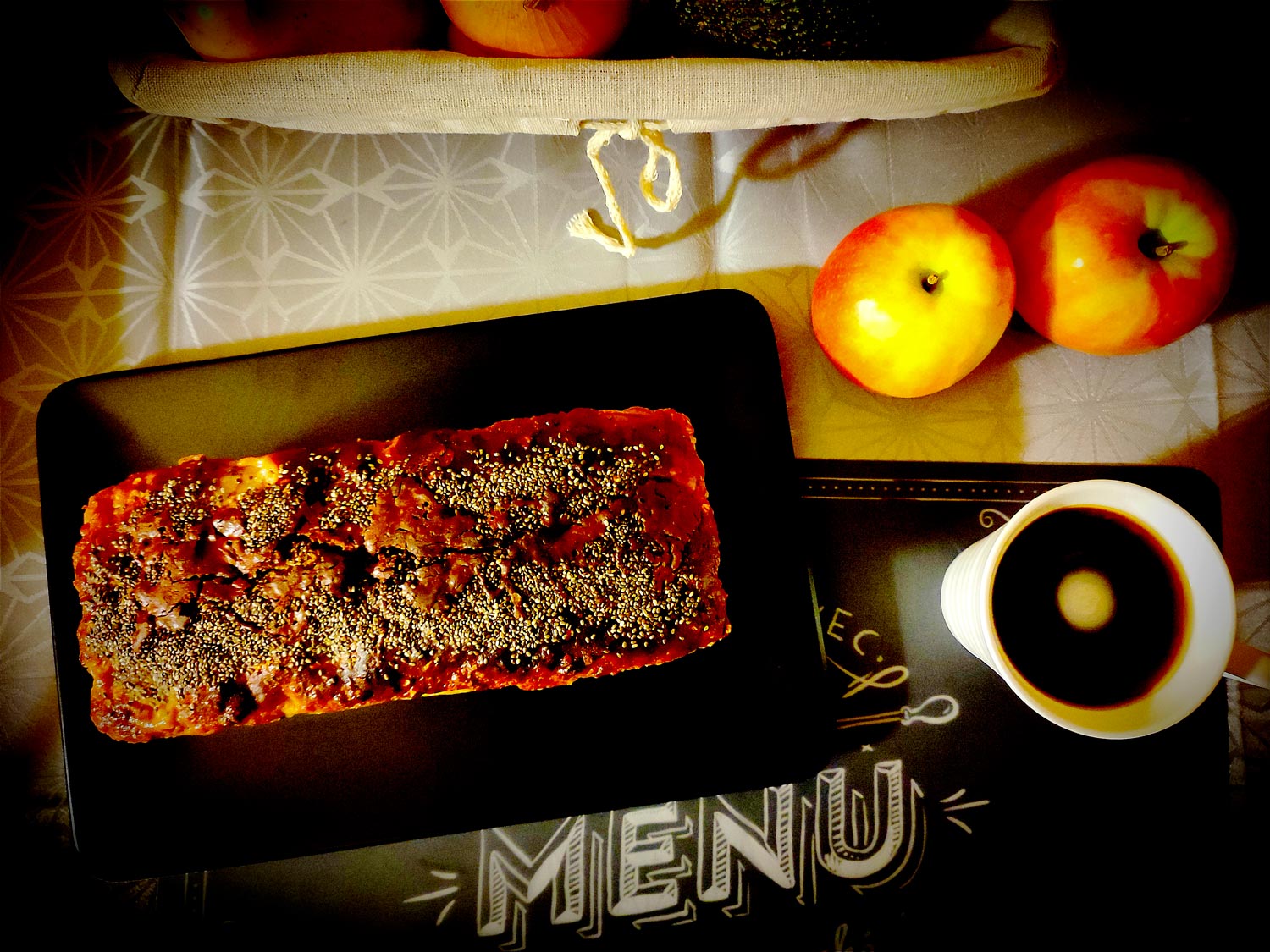 Vu du dessus, avec la croûte de pâte d’amande recouverte de graines de chia. C’est nickel avec le café, au petit dej ou au goûter.