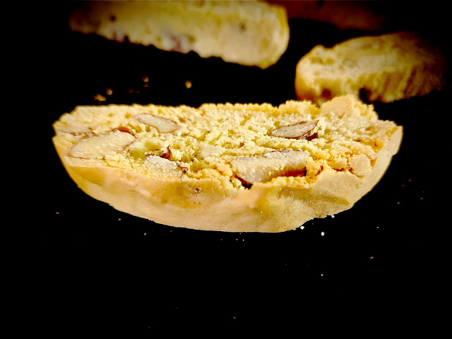 Croquant et craquant. Le cantucci est un vrai biscuit sec avec une croûte bien épaisse.