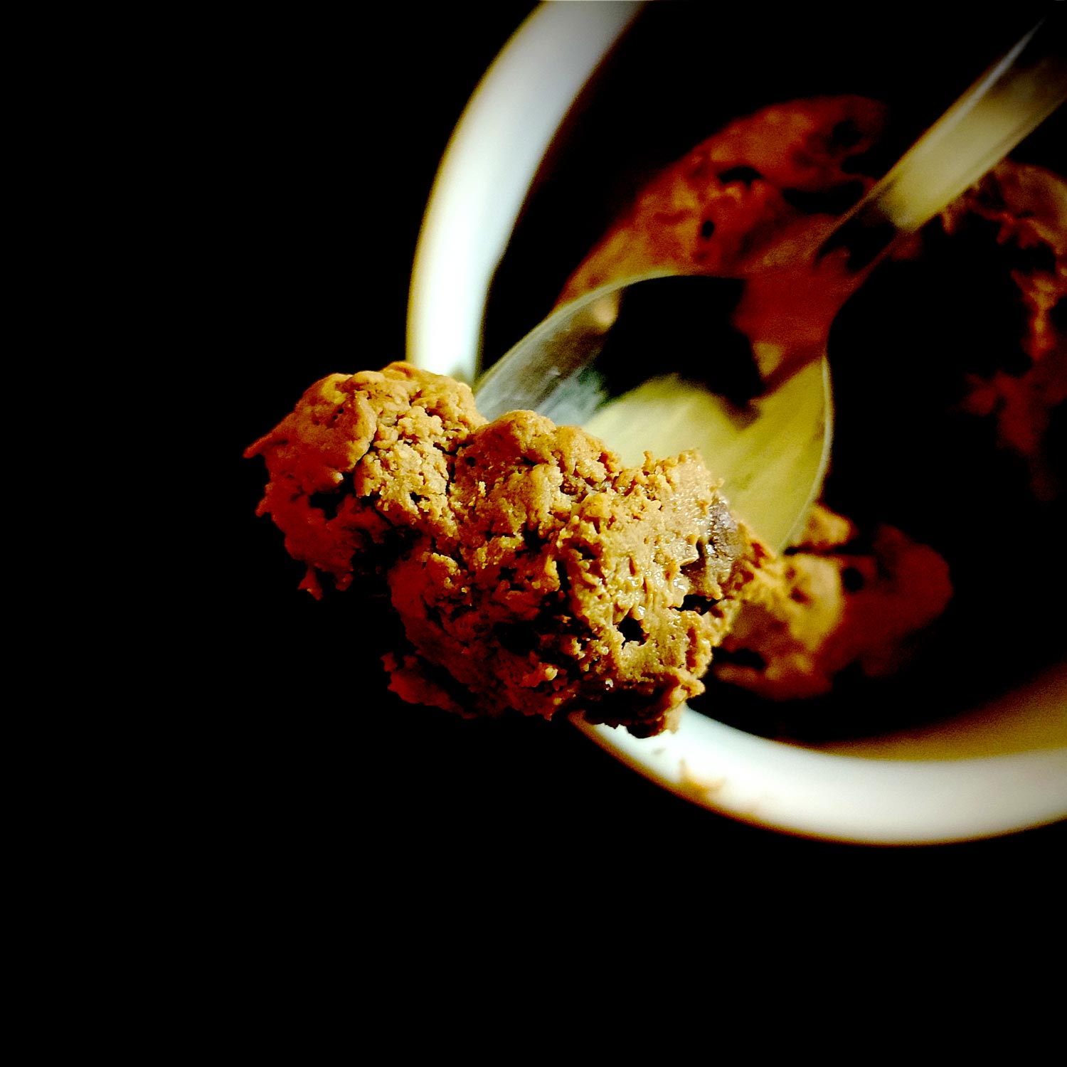 Pour une vraie expérience cookie dough, la consistance doit ressembler à la pâte à cookie après passage au frigo. Il faut donc pouvoir passer une cuillère à glace dedans sans forcer et former des boules. Pour une expérience plus onctueuse on peut néanmoins ajouter du lait.