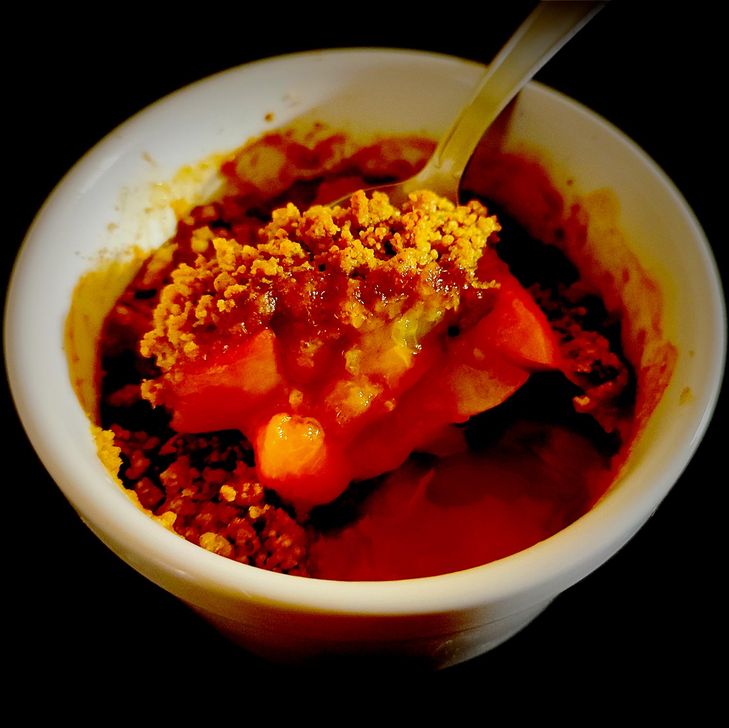 Le crumble réussi c’est du croquant qui accompagne des fruits qui baignent dans leur propre sirop tout en restant suffisamment fermes et fondants