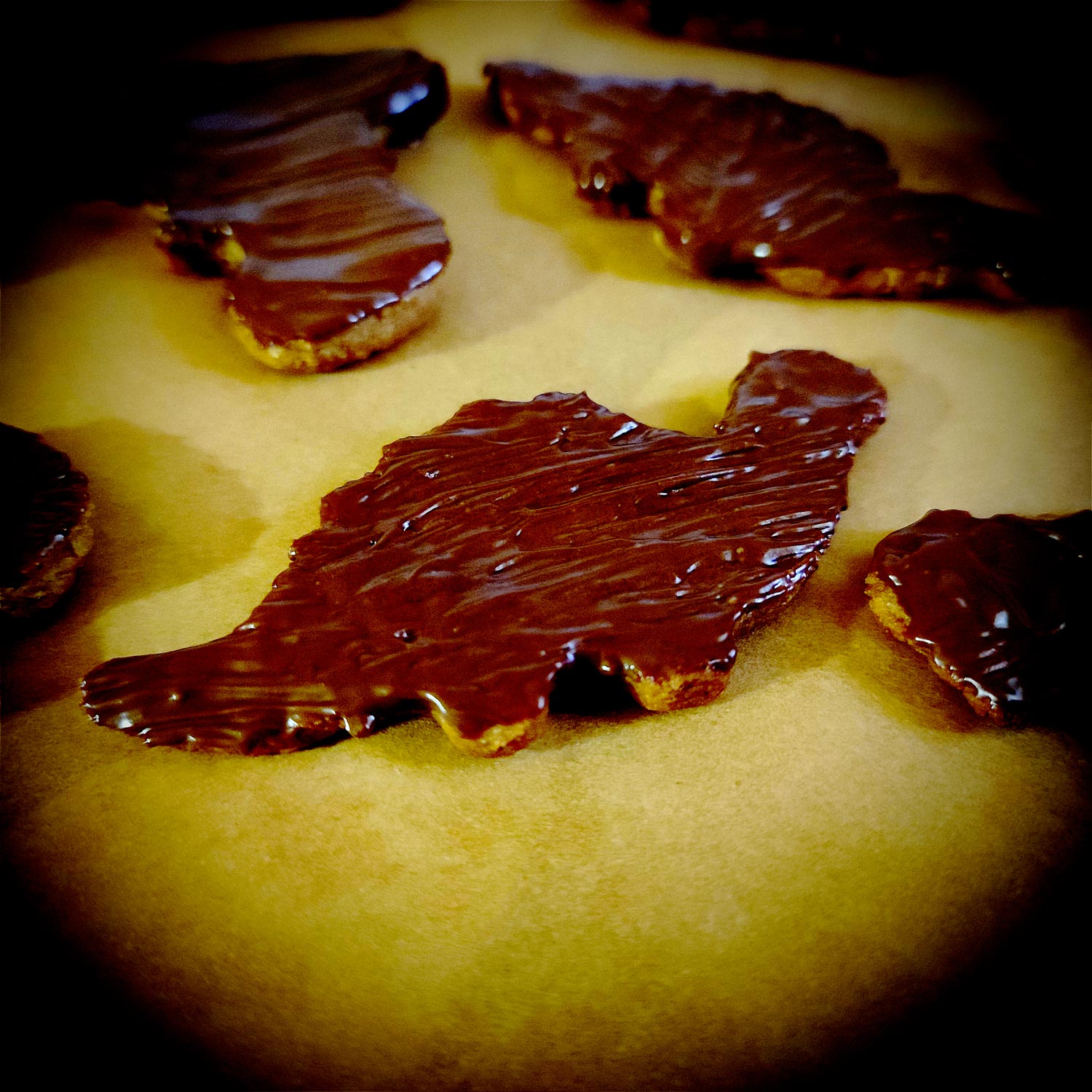 Le nappage chocolat bien épais au pinceau, pour amener un peu de texture en plus.