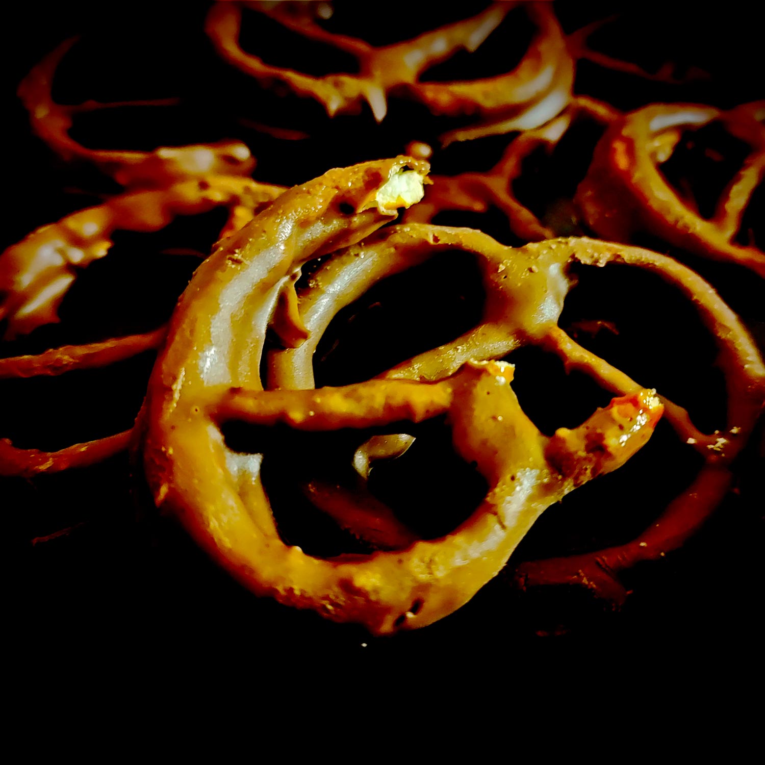 Là, en plus, on a la douceur sucrée de l’enrobage chocolat et le croquant salé du bretzel qu’il enferme.