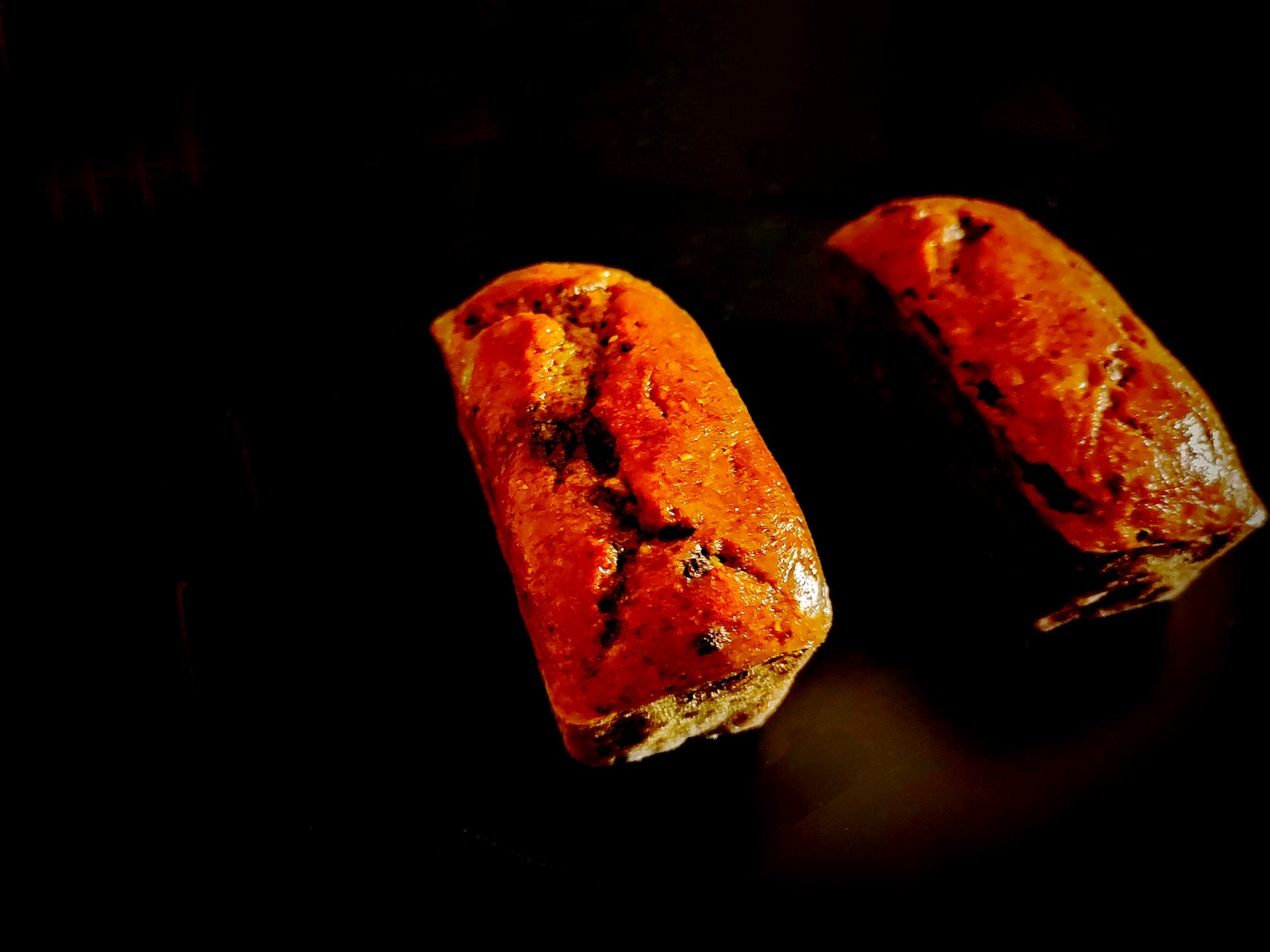 Une belle couleur cacaoté, une bosse sur laquelle une craquelure s’est formée, des pépites de chocolat visibles à la croûte. Le banana bread ne laisse pas deviner qu’il est en version protéinée.