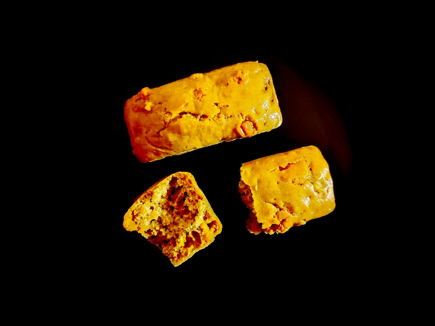 Des chunks de chocolat fondu, une couleur caramélisée en surface et à l’intérieur. Aucun doute, ce bread est chaleureux.