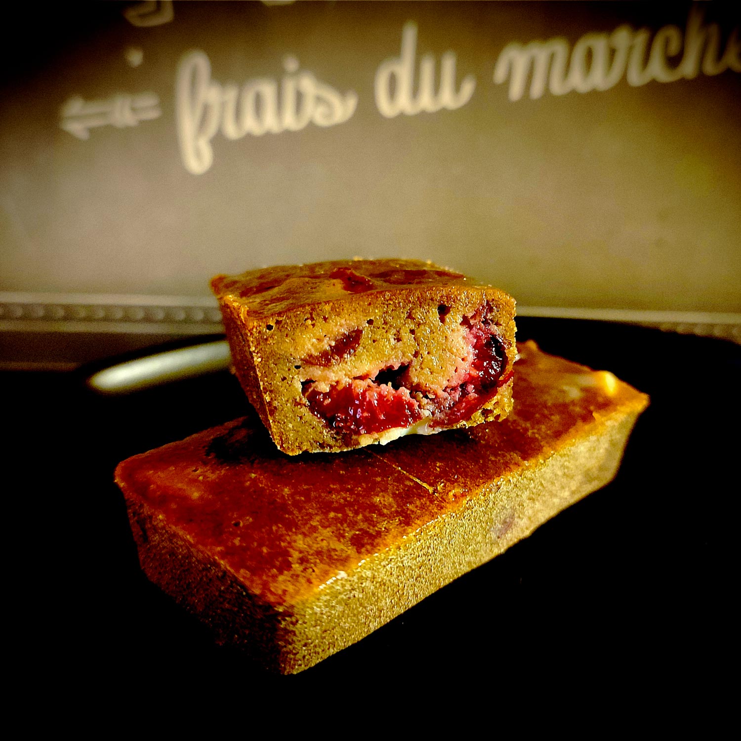 De bons gros morceaux de cerises bien juteuses, des éclats de chocolat blanc, une belle croûte et un cœur fondant dégoulinant pour se faire plaisir en été.