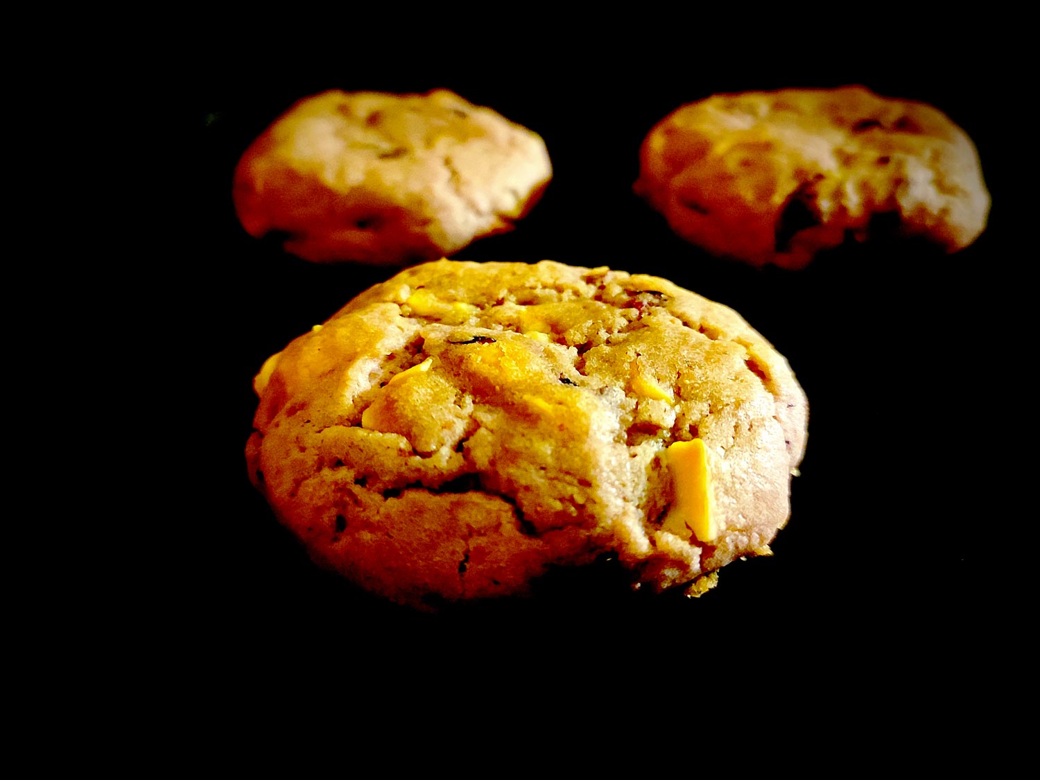 Le cookie craquelle bien sur le dessus, et on peut voir les morceaux de chocolat et de cacahuète en ressortir plus franchement qu’avec d’autres recettes.