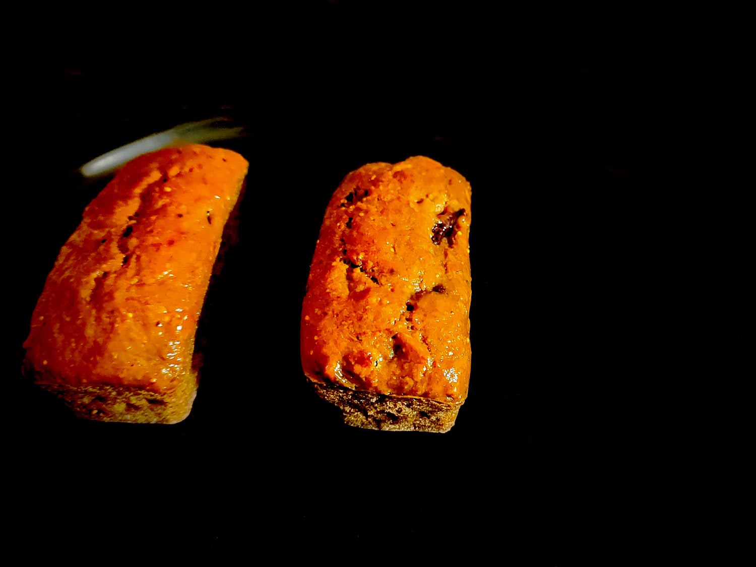 Les craquelures caractéristiques du banana bread laissent deviner une mie bien levée.