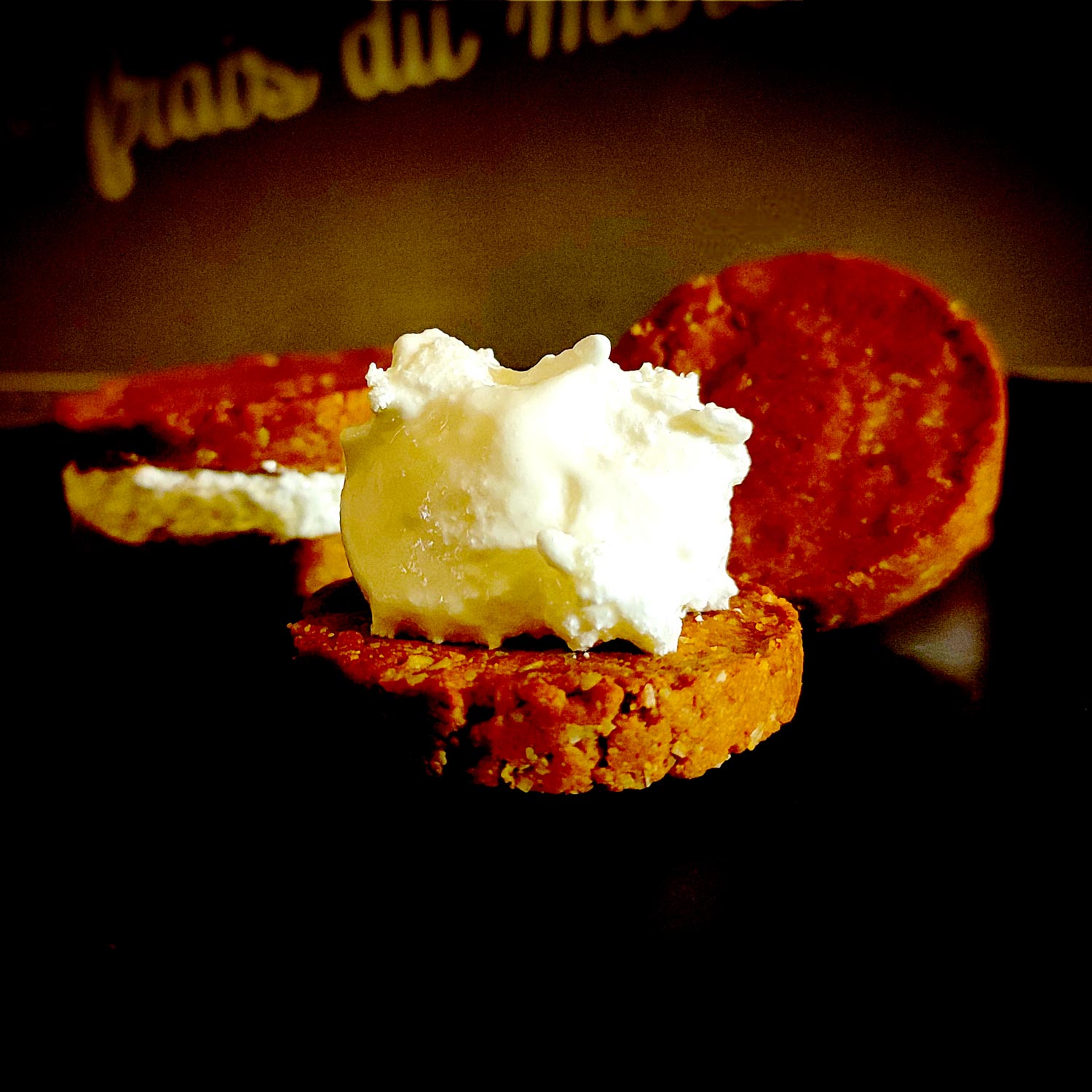 Une belle quenelle bien généreuse de crème de guimauve déposée sur un biscuit, avant que le sandwich soit refermé avec un deuxième biscuit. Ceux-ci restent friables pour ne pas que la crème déborde lorsqu’on croque dedans.