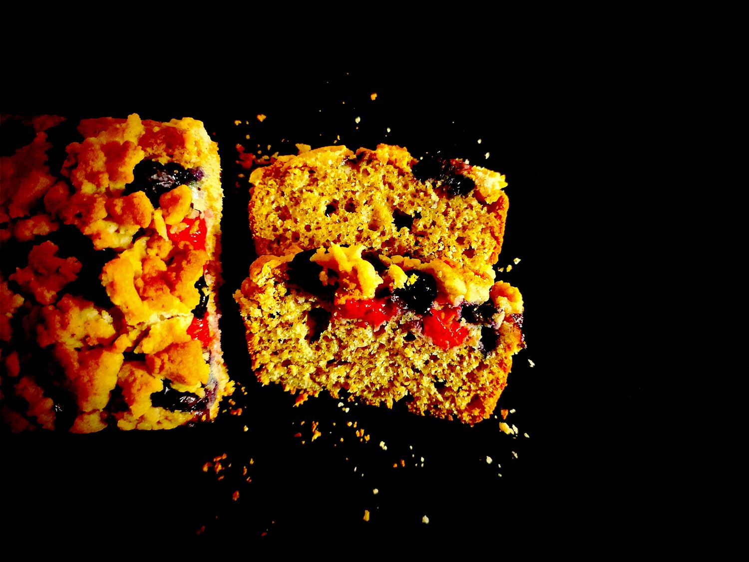 Une base de cake qui rappelle le pain d’épices, une couche de fruits rouges, un streusel au miel. 3 couches pour régaler à l’heure du goûter.