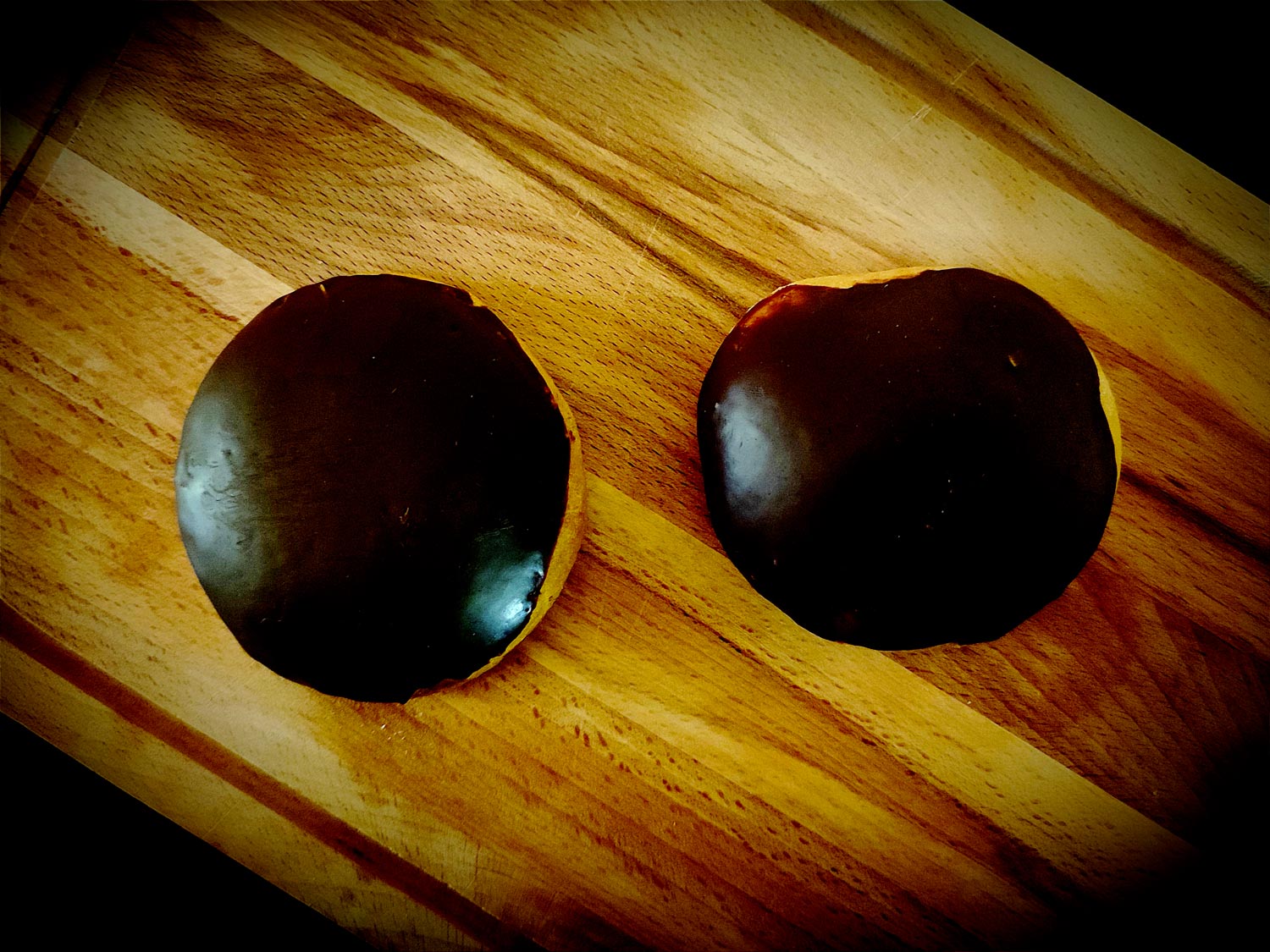 Les biscuits vu du dessus, avec leur nappage au chocolat noir.