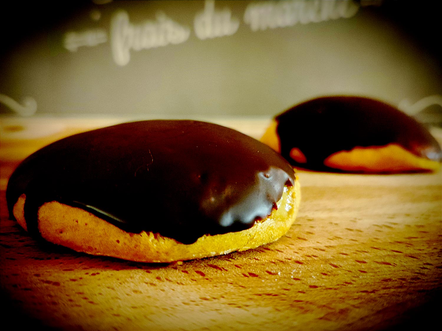 En dessous, on devine le biscuit avec une belle croûte. Elle n’offre néanmoins que peu de résistance quand on croque.