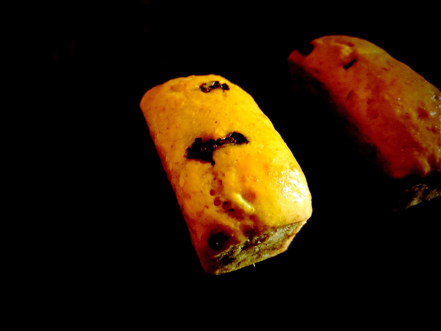 La belle bosse caractéristique du banana bread en surface, avec une légère fissure, et des flaques de chocolat macchiato.