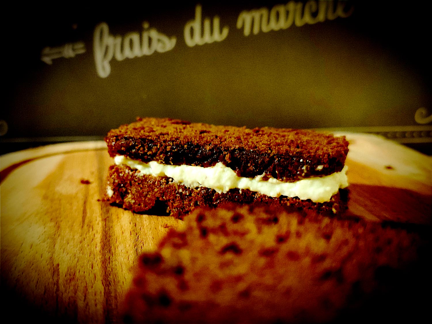 Une garniture fromage blanc au bon goût de miel entre 2 tranches de génoise cacao.