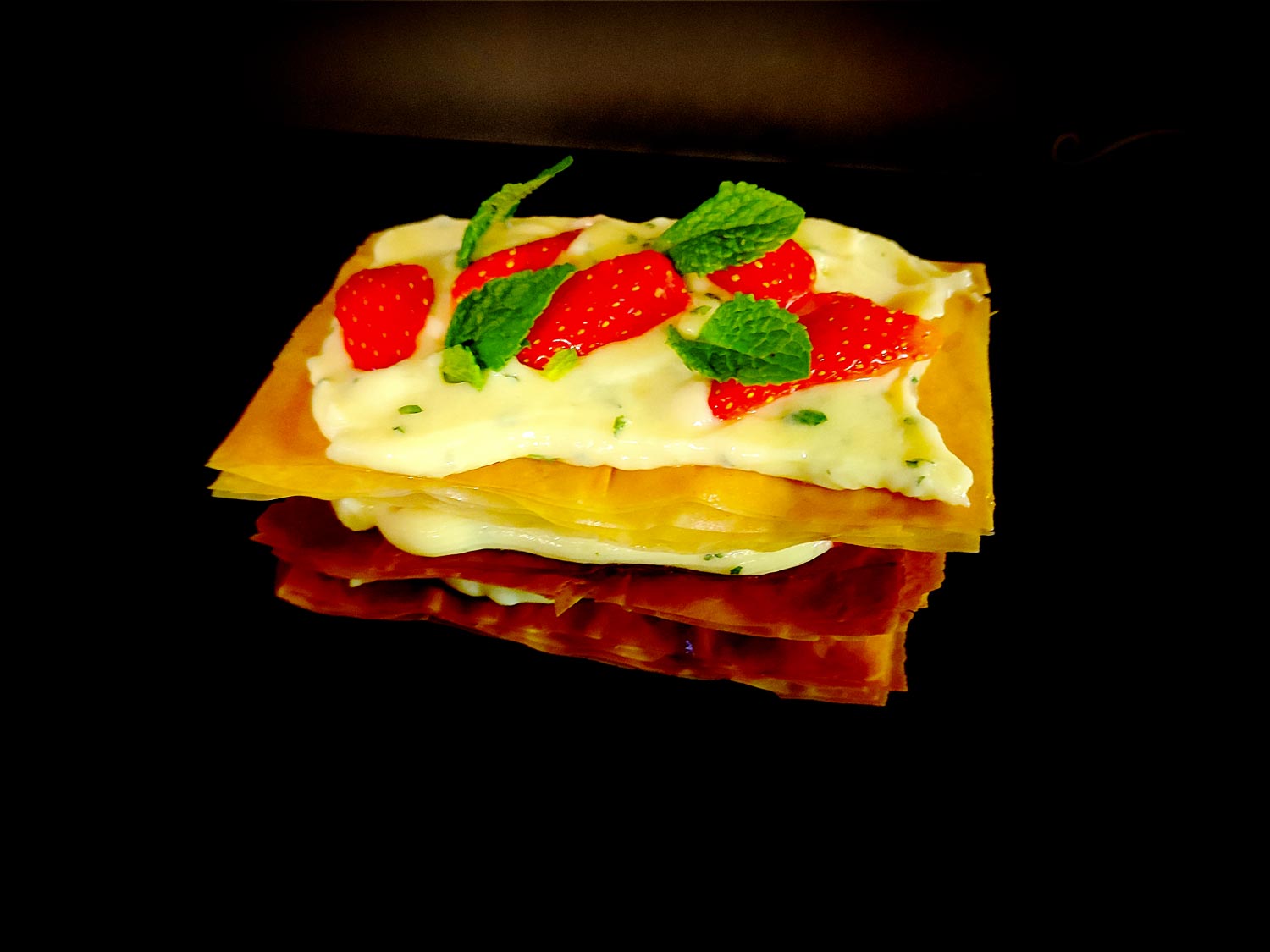 Avec ses 2 étages de crème, ce millefeuille est aussi généreux que celui que vous trouverez dans le commerce, et avec des morceaux de fruits pour apporter un petit peps en plus.