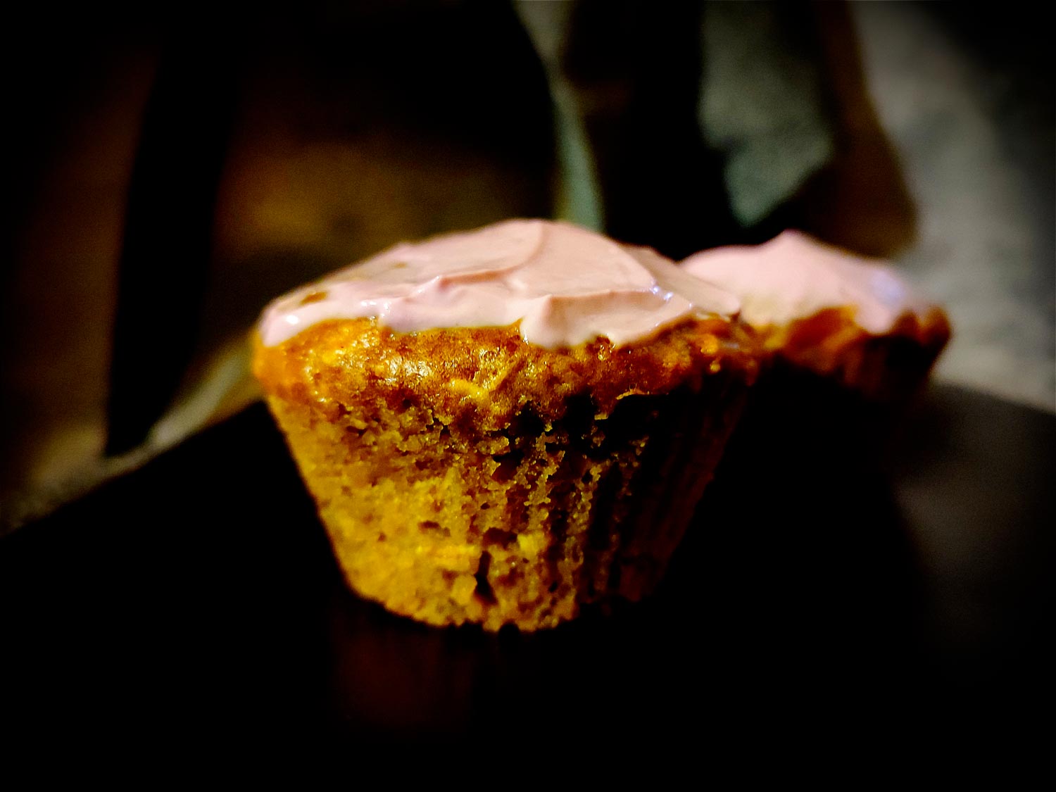 Vu de profil, on dirait presque un cannelé. Le muffin est légèrement moins brun, plus doré. On aperçoit également des flocons d’avoine.