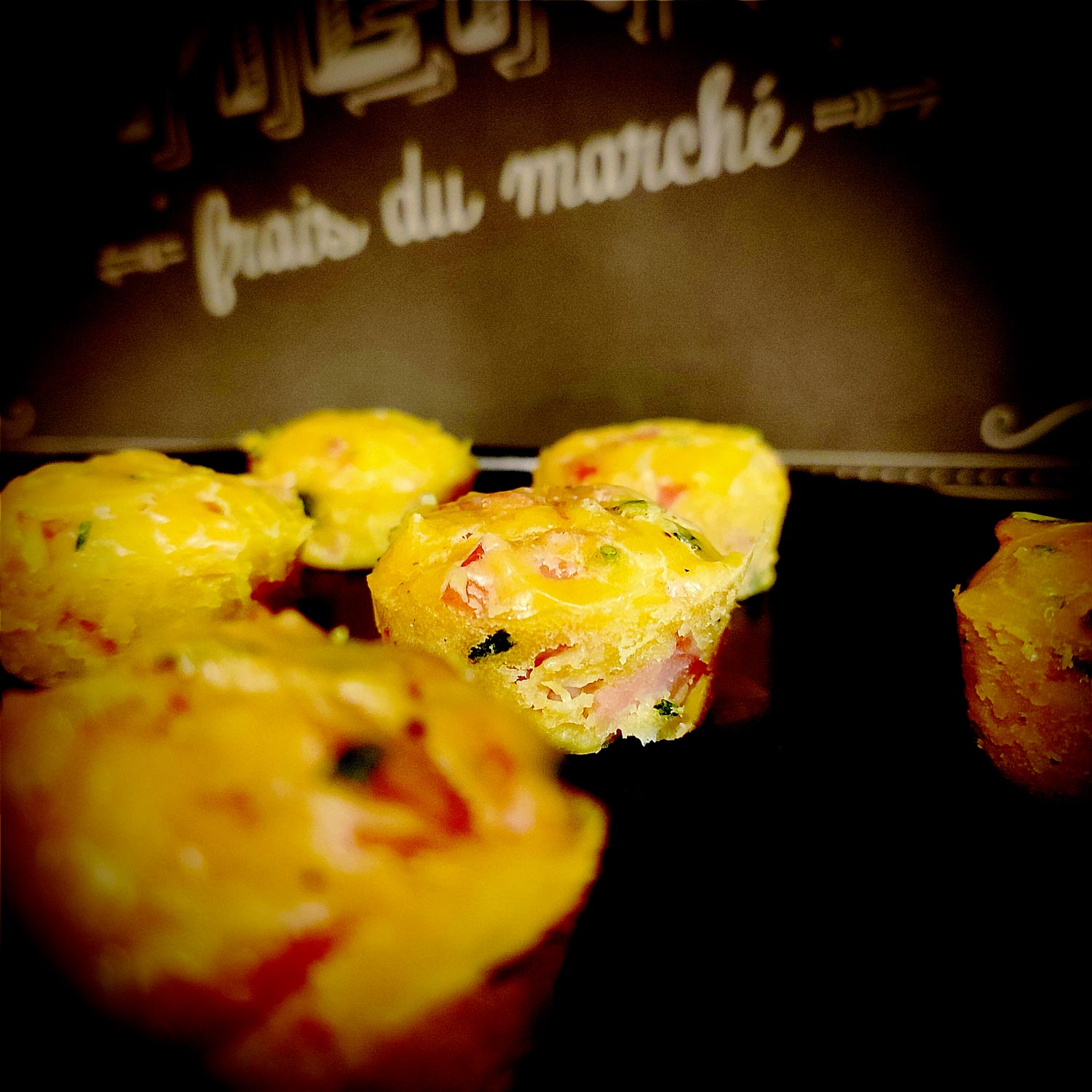 L’idéal c’est d’avoir un mini muffin qui déborde de garniture, avec des beaux dés de jambon et herbes aux bords pour amener une esthétique intéressante.