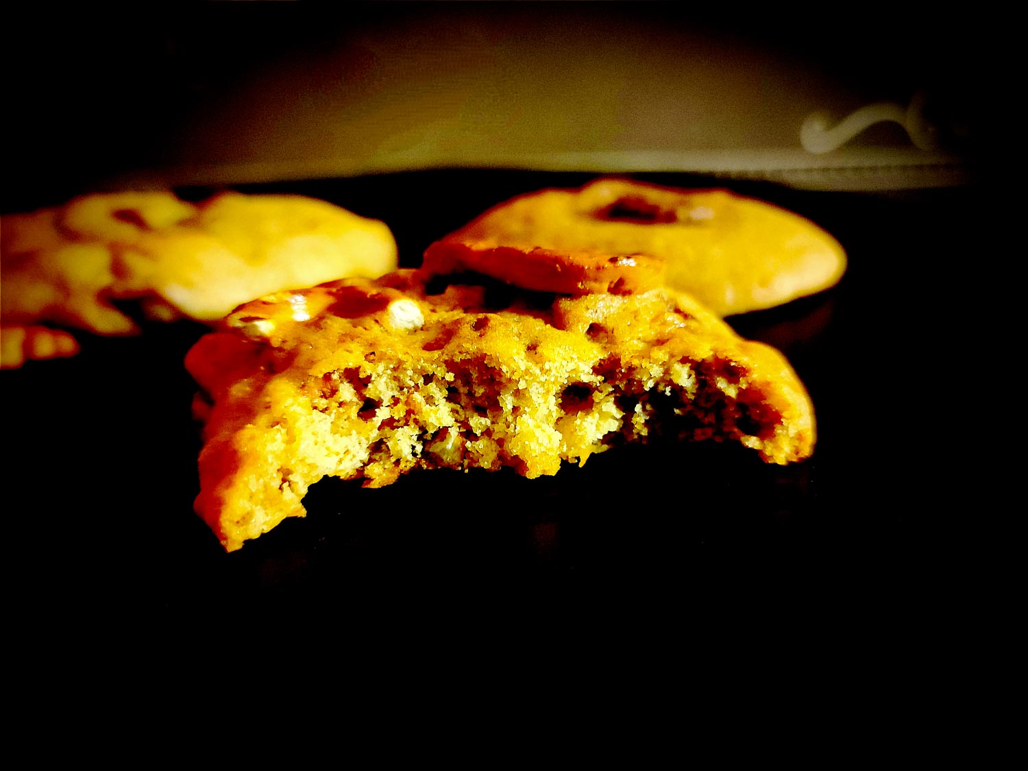 On croque dedans et ça reste un cookie. La mâche est identique, avec le croquant des bretzels apéritifs et le mâcheux de la pâte au centre. Une légère note de moutarde arrive en seconde vague.