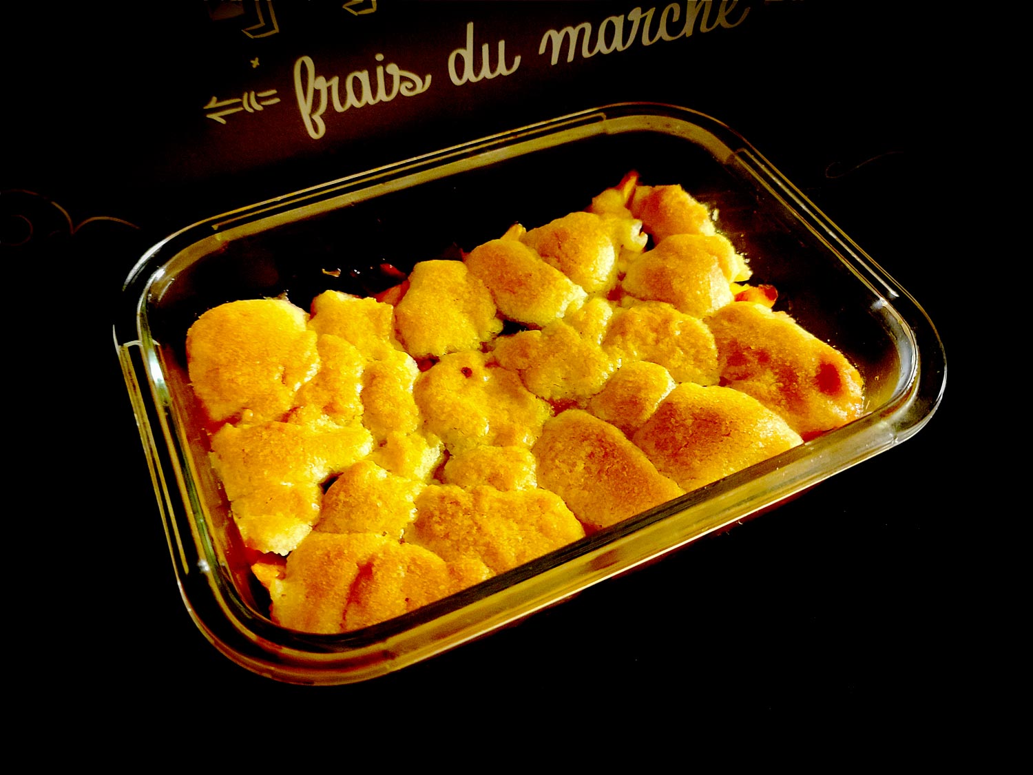 À la surface, un biscuit qui ressemble à un nuage, bien gonflé et doré.