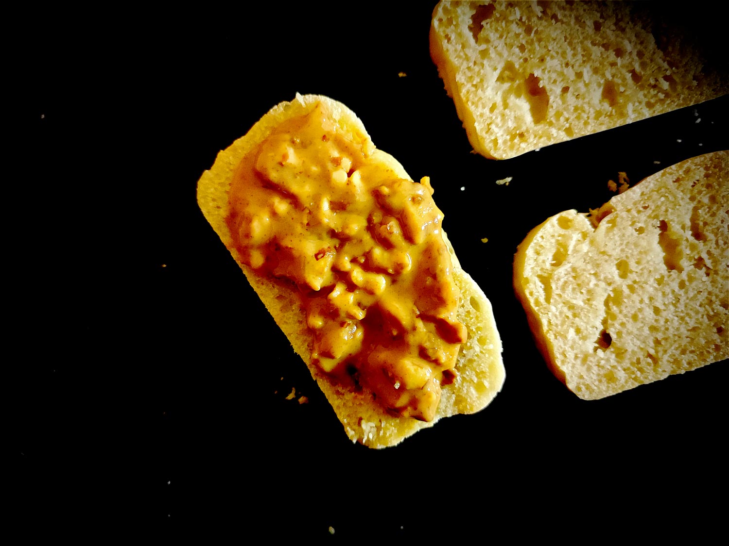 Une tranche tartinée de beurre de cacahuète crunchy pour amener des nutriments à un pain qui ne propose concrètement rien d’un point de vue nutritionnel.