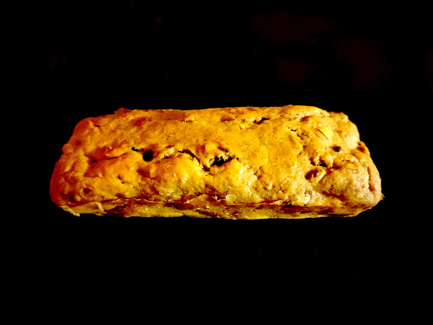 Le cake est moins levé que le banana bread typique, ce qui est dû à la farine de sarrasin. Malgré tout il propose une belle croûte bien fracturée à la cuisson.