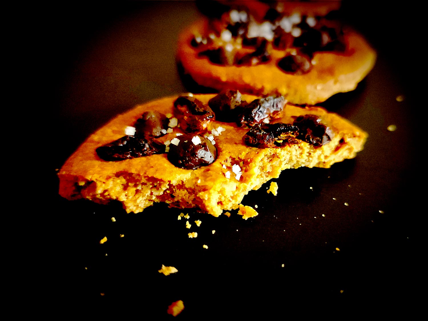 Le cookie est friable tout en proposant une belle mâche, les baies de goji toastées lors de la cuisson offrent du croquant, les pépites de chocolat complètent le tableau avec du fondant.