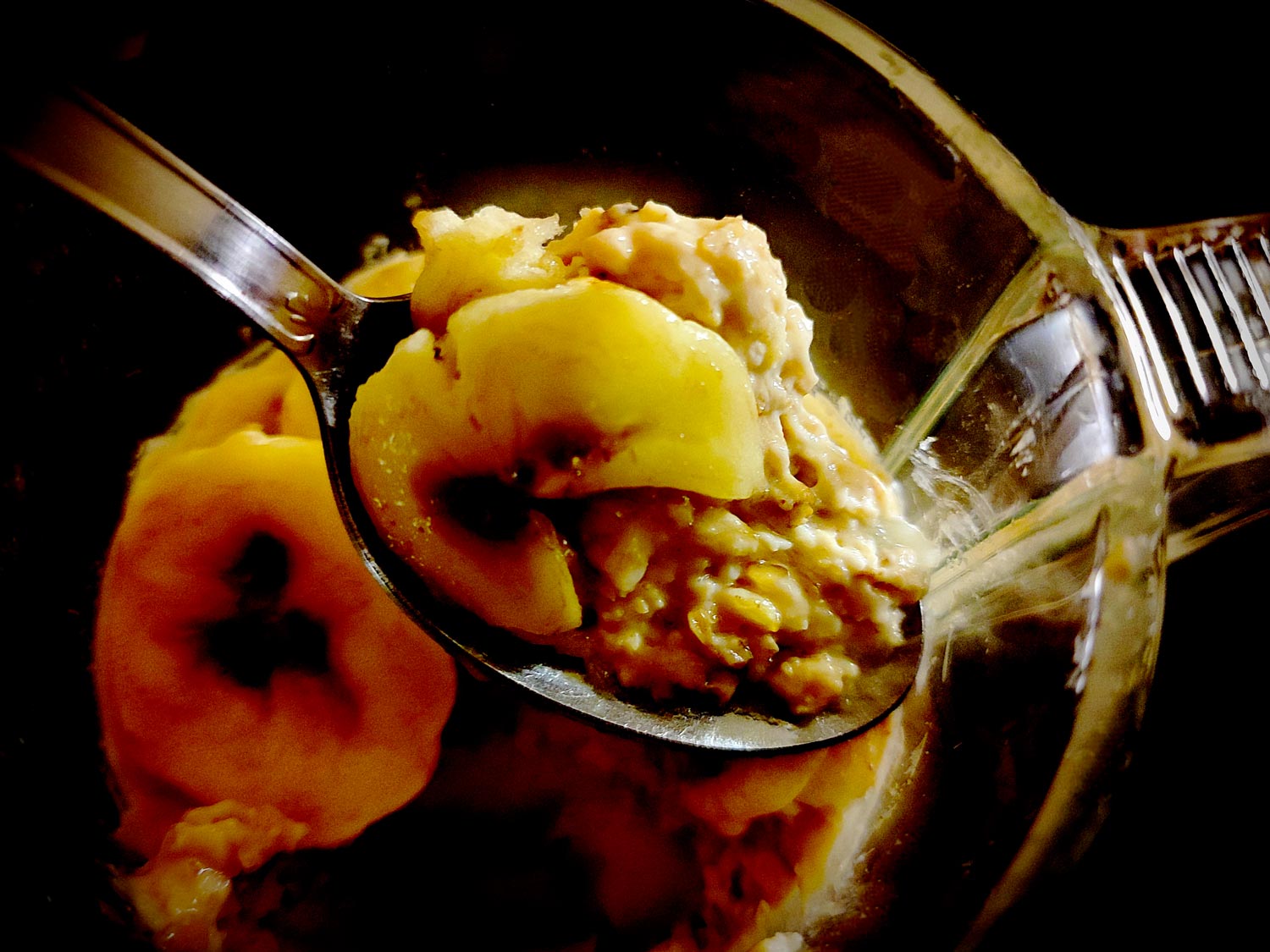 Le porridge est très crémeux mais conserve tout de même une belle texture avec les flocons d’avoine. Cette onctuosité se marie bien avec le fondant des bananes.