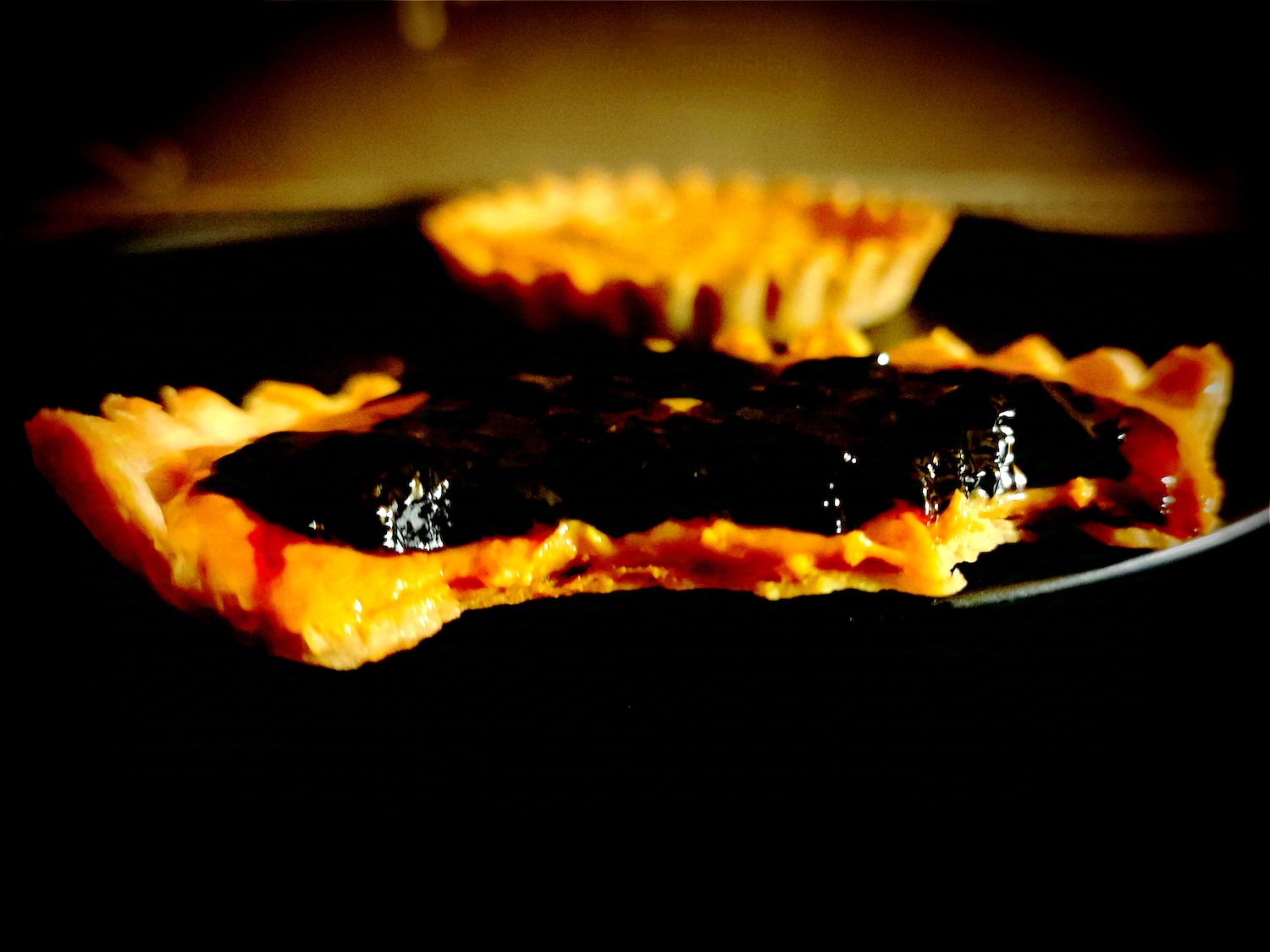 Une fois croquée, on peut se rendre compte que la pâte n’a pas gonflé à la cuisson, et ce sans avoir besoin ni de la piquer, ni de la charger. La couche de beurre de cachuète reste très fine mais apporte du crémeux, et la gelée compose un beau volume de notre produit fini.