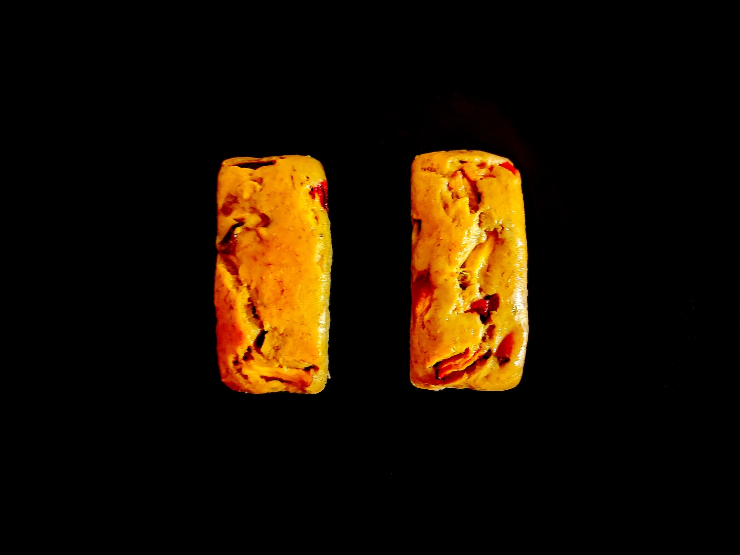 La vue caractéristique du mini banana bread, avec ses fissures en surface qui dévoilent des morceaux de fruits frais.