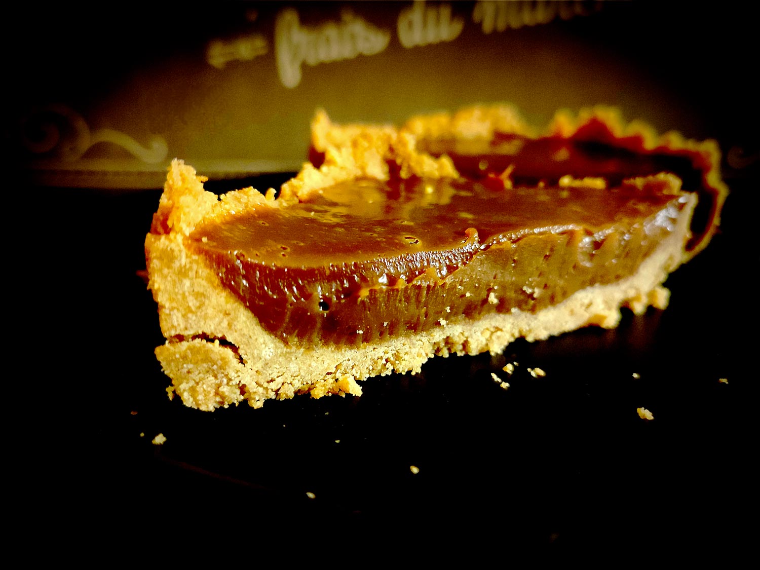 Un biscuit bien friable accompagné d’une ganache pralinoise bien riche et crémeuse. Il n’y a pas besoin de plus.