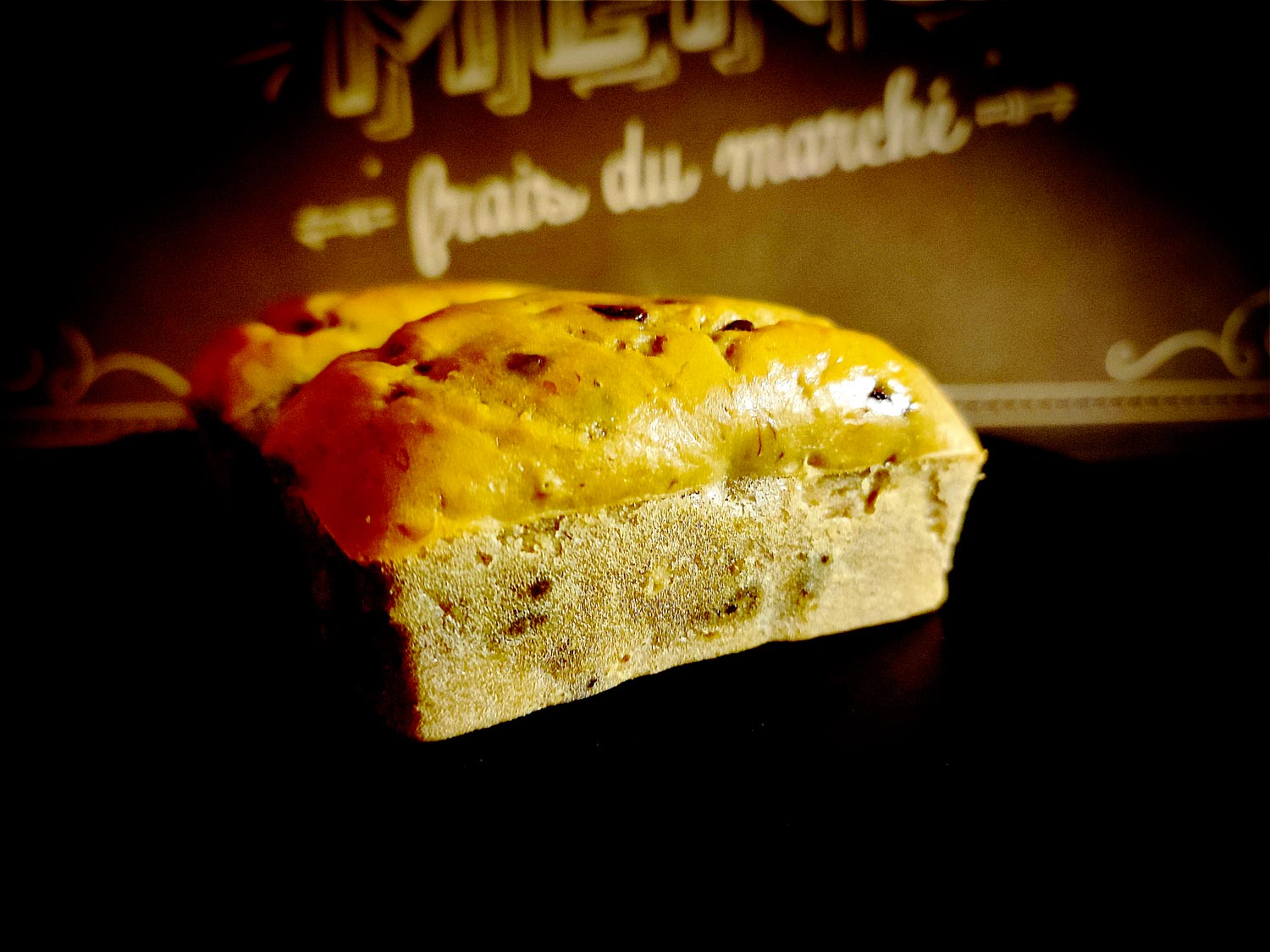 Même si on ajoute de la protéine, on peut constater que le banana bread présente une belle bosse bien gonflée, avec un dessus doré à souhait.