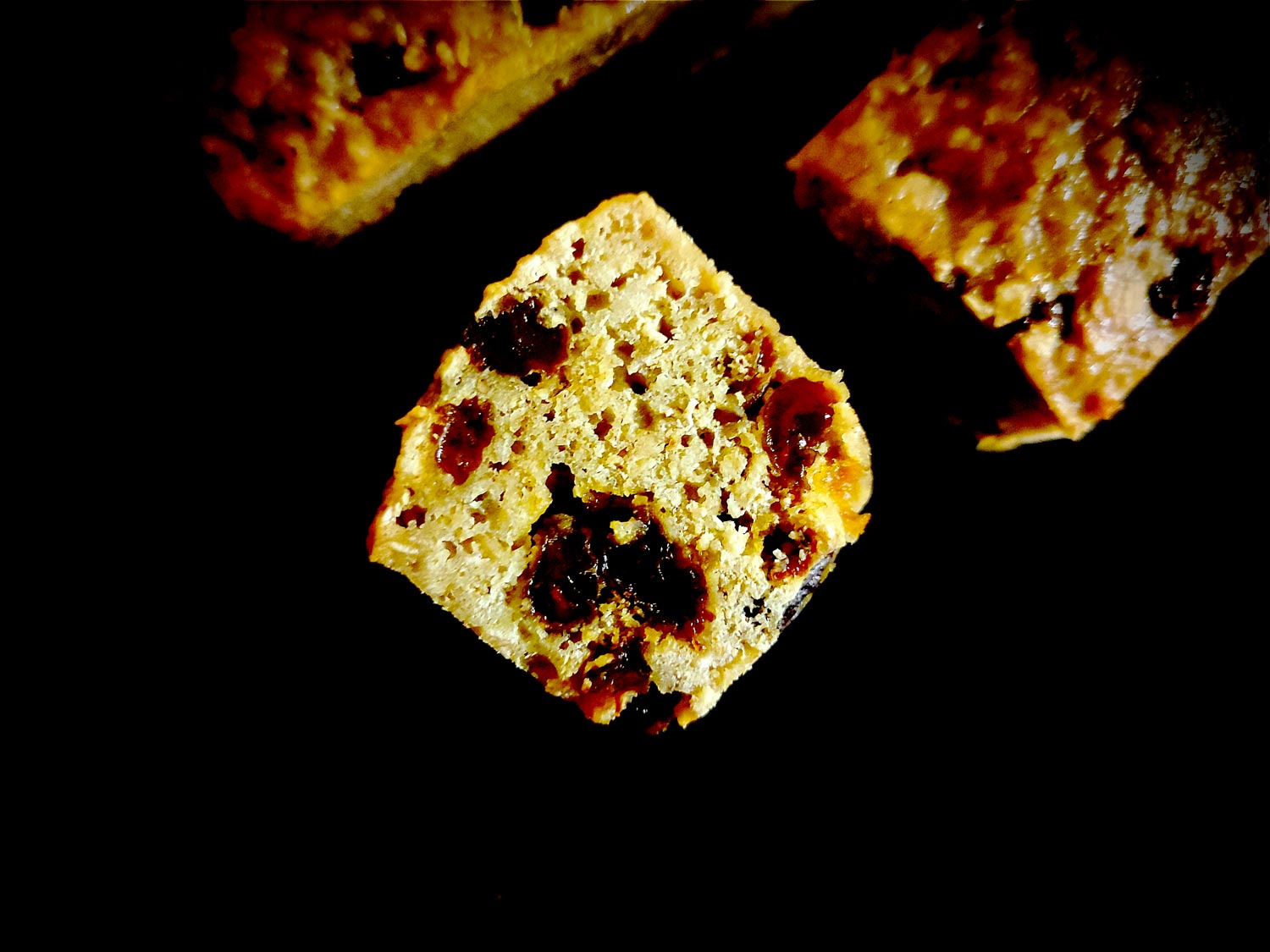 À l’intérieur, on constate que c’est un vrai banana bread, pas entièrement composé de flocons d’avoine. Il est plus dense et promet une mâche un peu plus résistante.