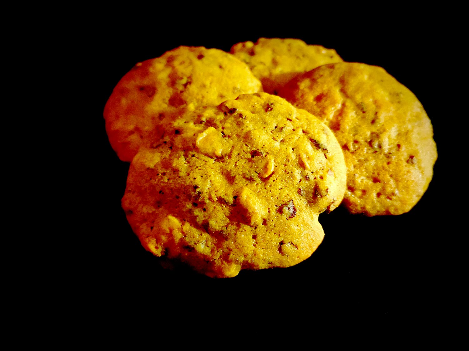 En se rapprochant un peu on peut noter que c'est un peu légèrement plus granuleux, mais on est surtout attiré par les chunks de chocolat blanc et cacahuètes.