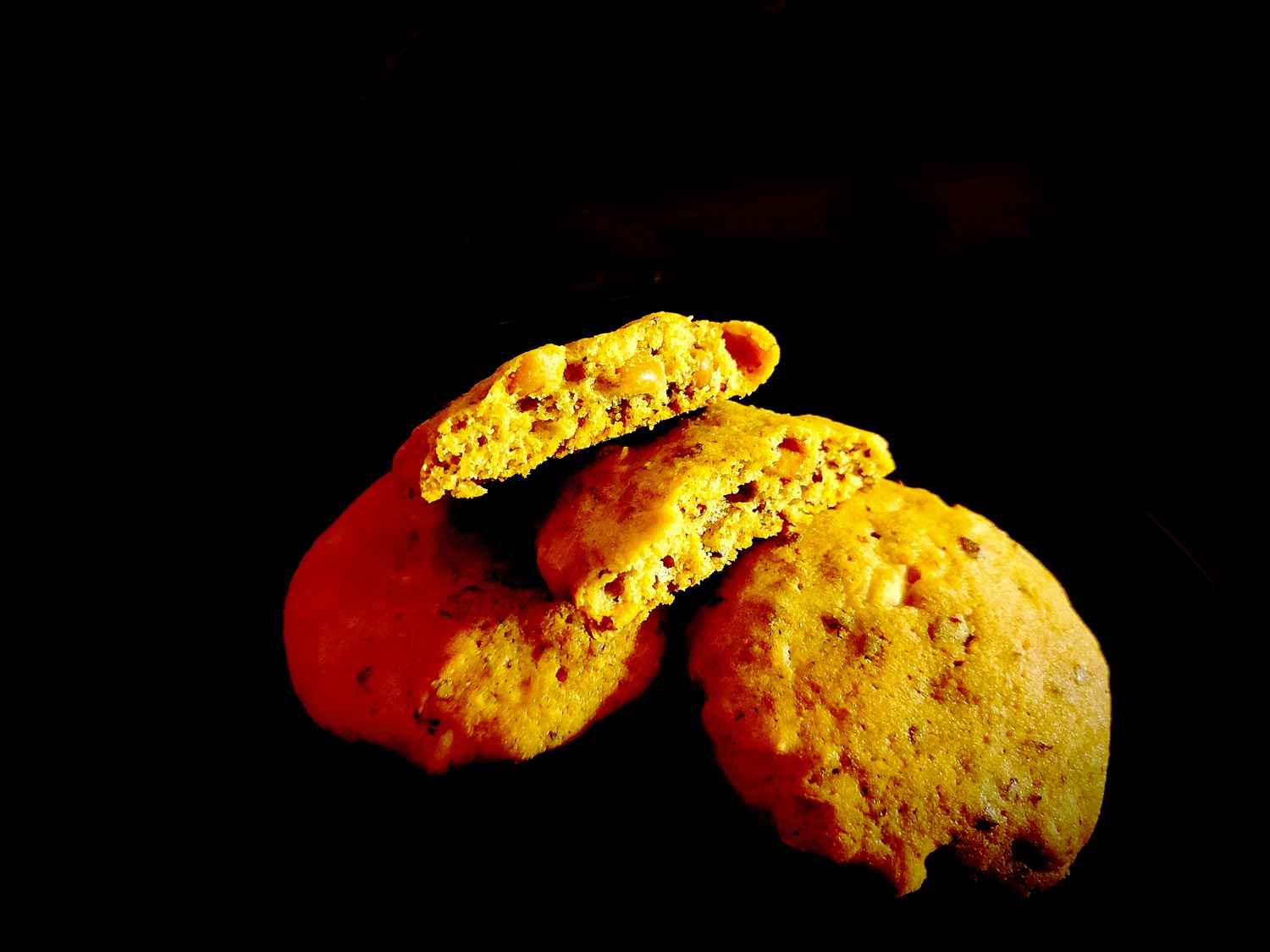 La découpe est très nette quand on divise le cookie en 2, avec une coque toujours aussi croustillante.